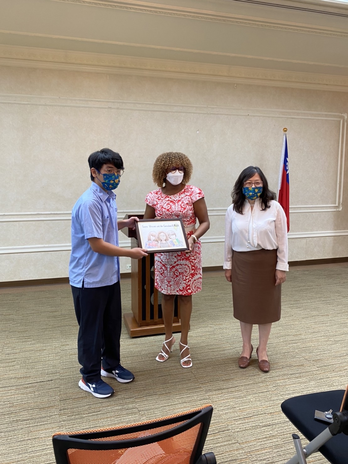 圖2 學生繪製圖畫贈送大使.jpg