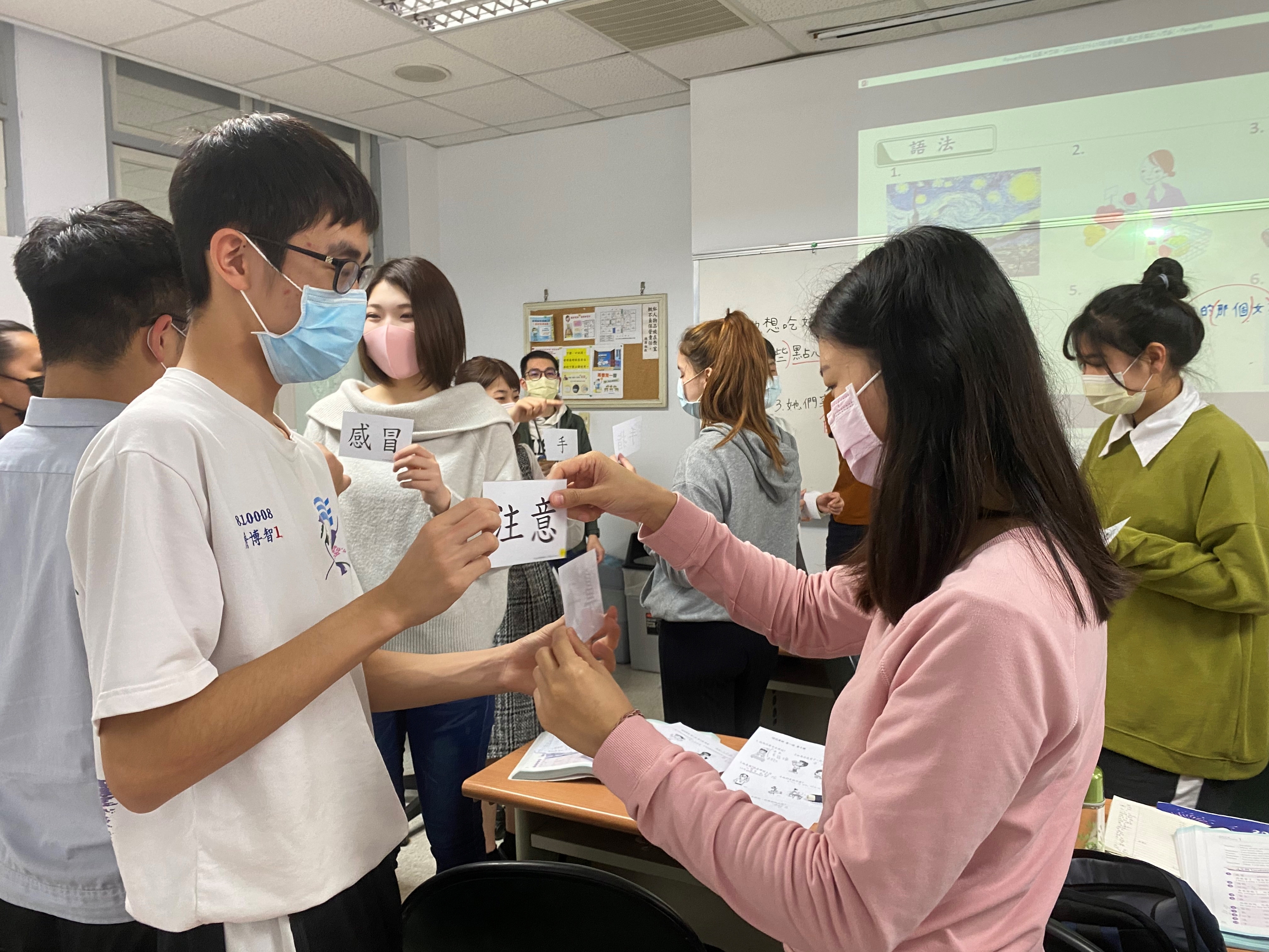 圖2清水高中二年級詹博智同學(左)與日籍來臺華語班學生用中文單字卡練習正確發音