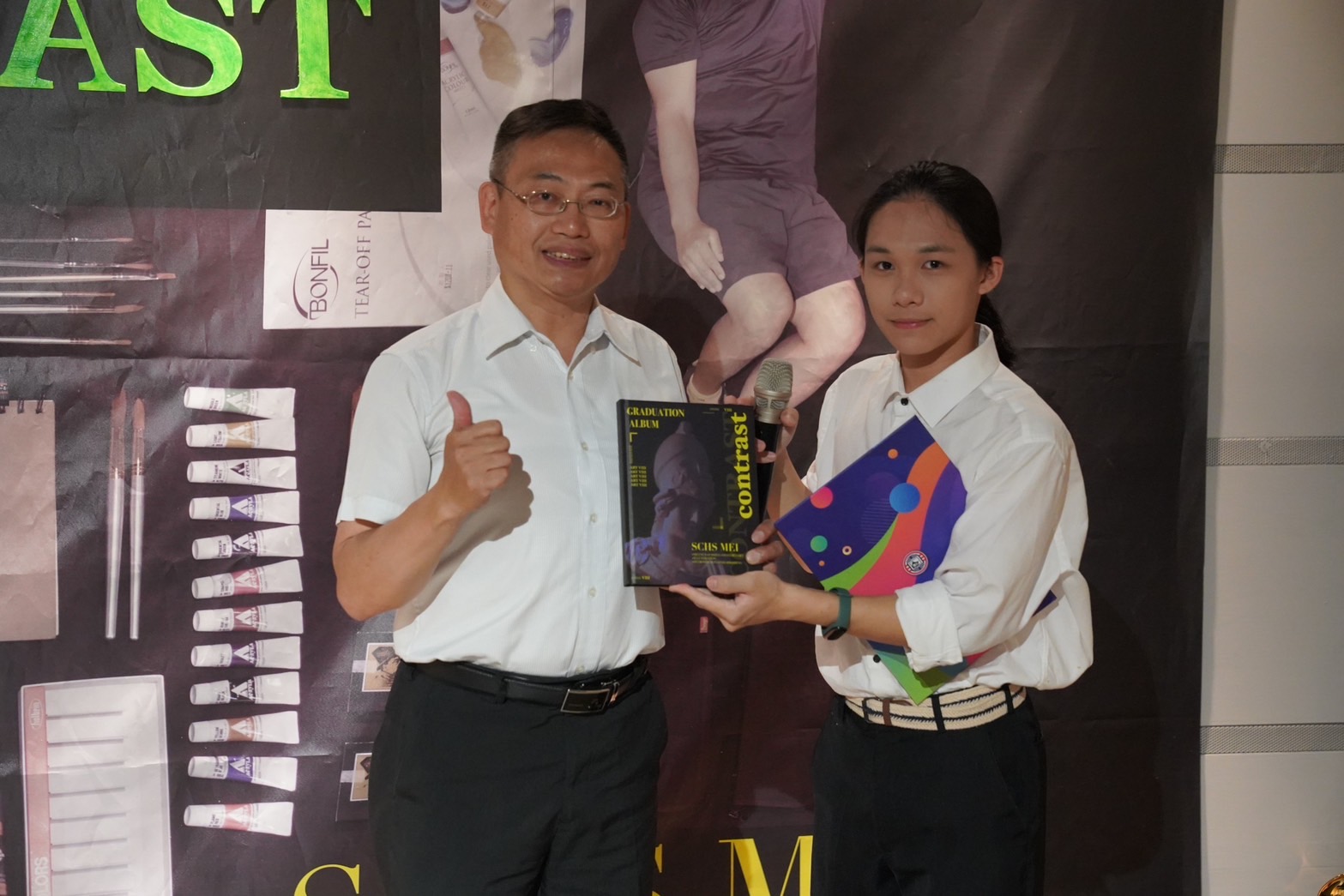 圖2.美術班學生贈送畢業畫冊感謝三重高中教育發展基金會長期支持.jpg