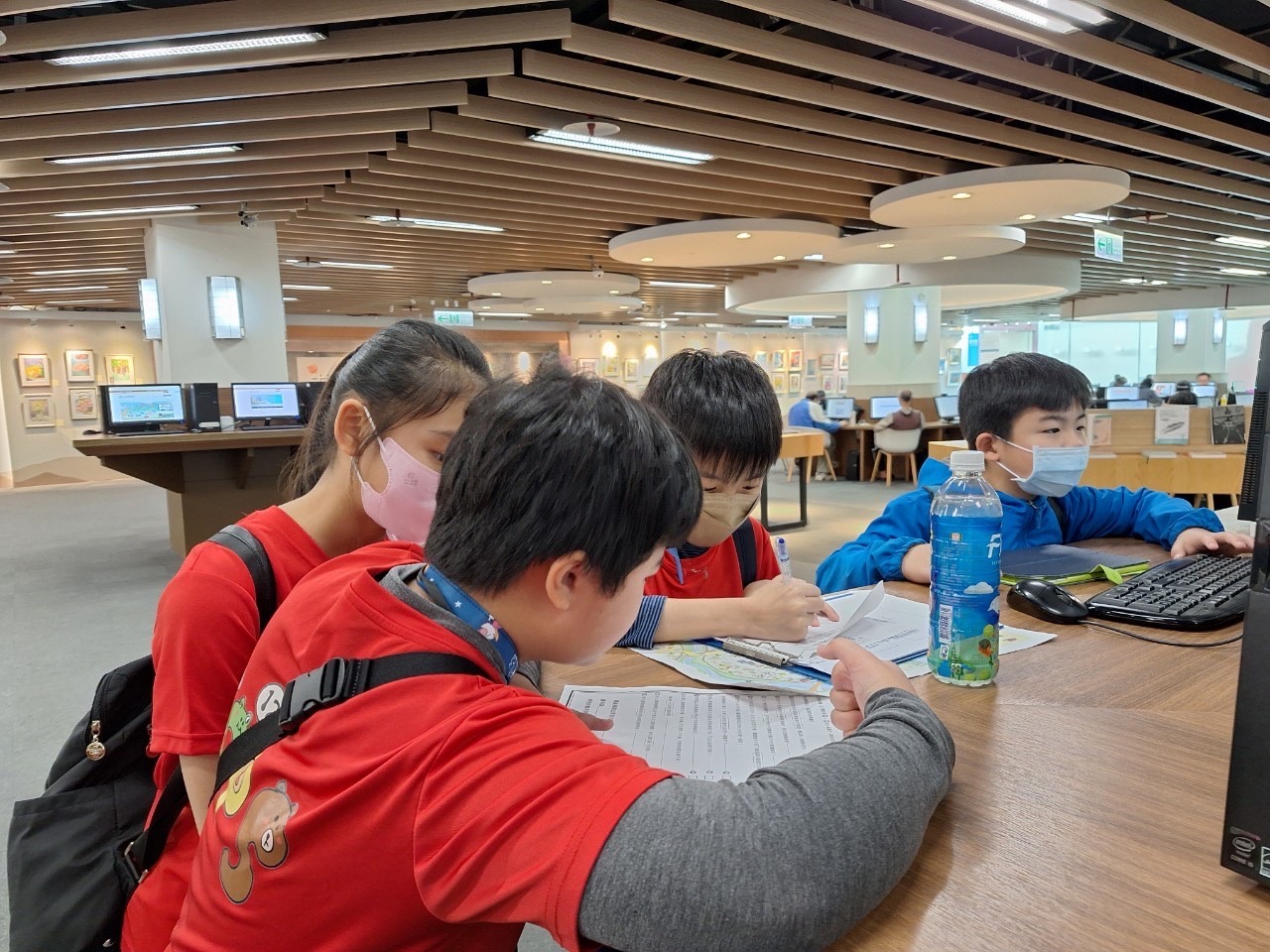 在圖書館完成各組ISBN碼的解謎.JPG