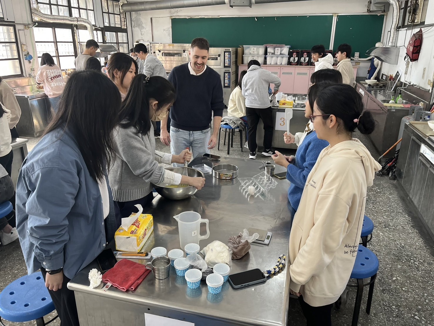 外師Calivin指導學生製作蛋糕.jpg