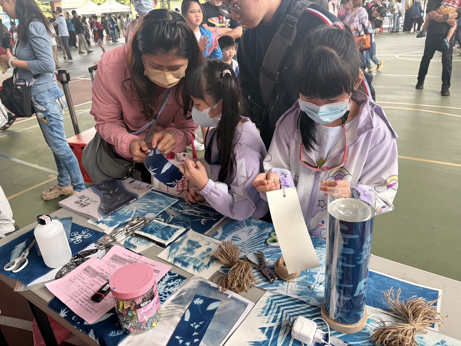 孩子專注投入闖關體驗、家長熱情陪伴互動，完成指定關卡後還能參加摸彩，讓學習過程充滿成就感與驚喜。.jpg