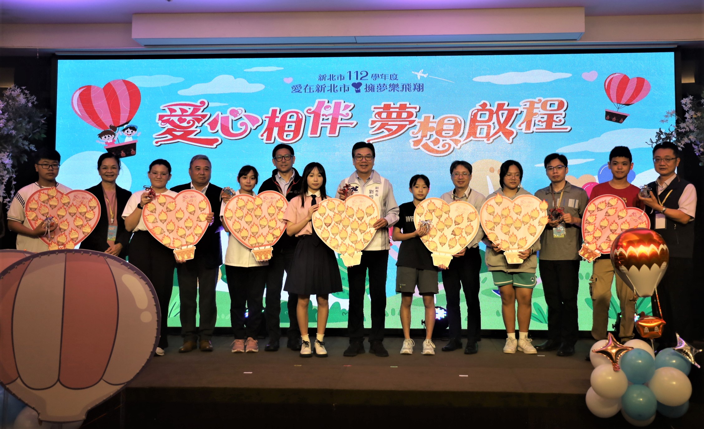 學生代表致贈感謝狀及禮物表達感恩_0.jpg
