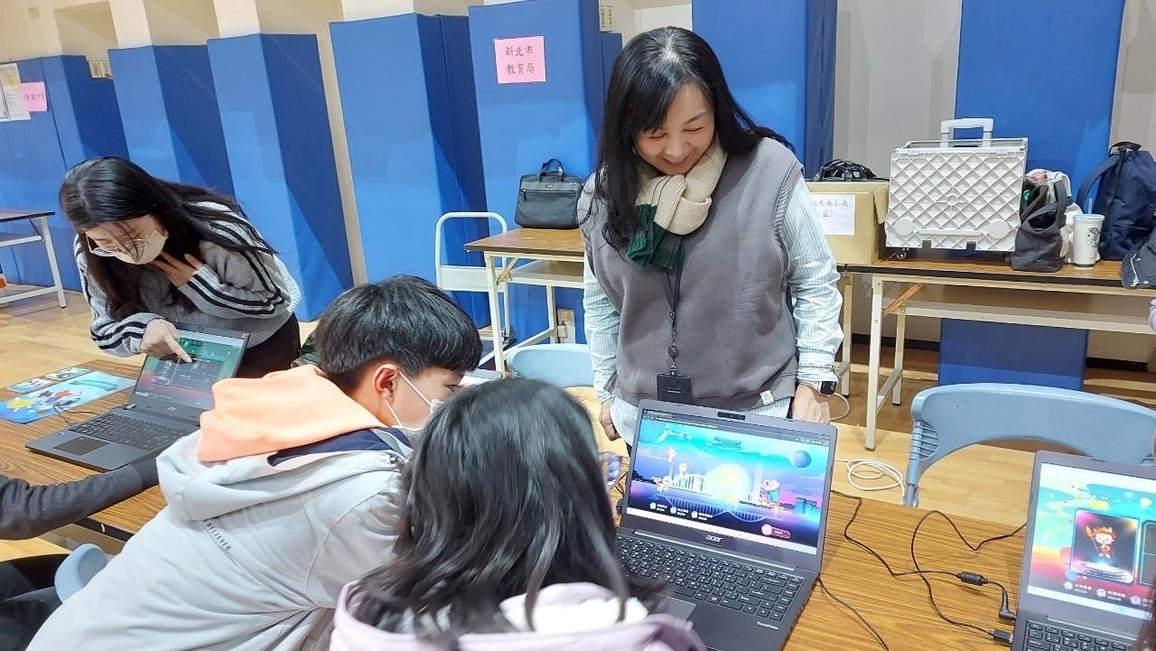 學生和家長在現場體驗「新北星聯盟」遊戲式素養平臺.jpg