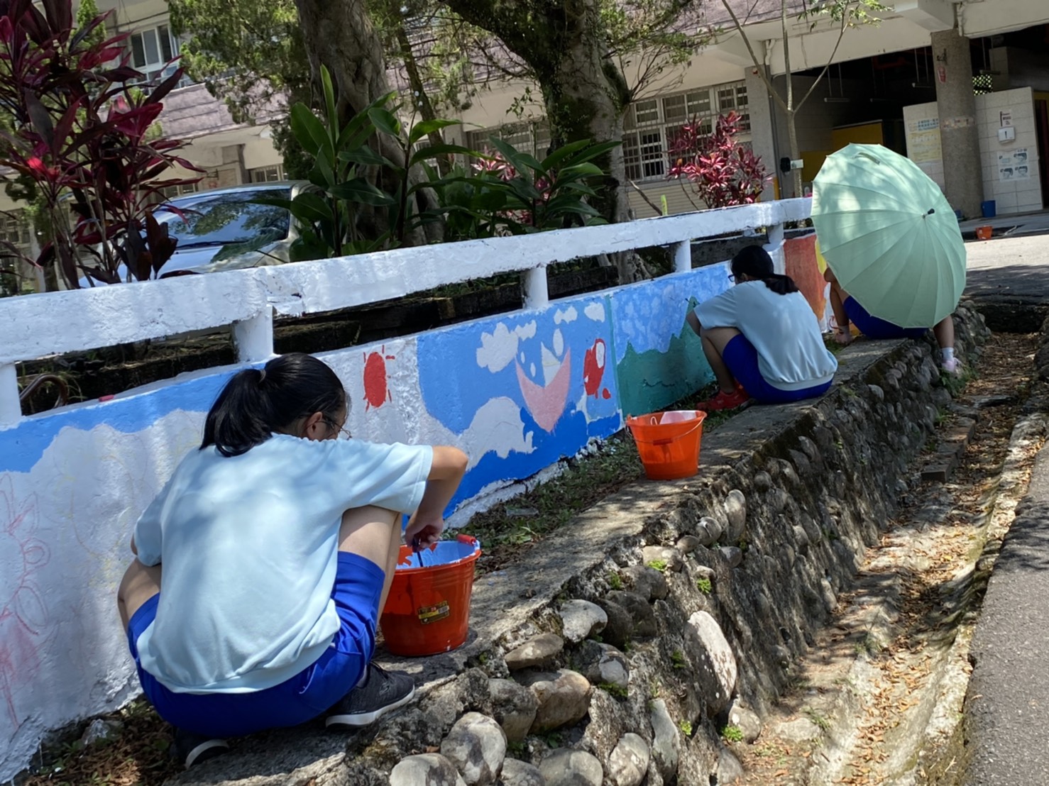 學生彩繪校園圍牆情形