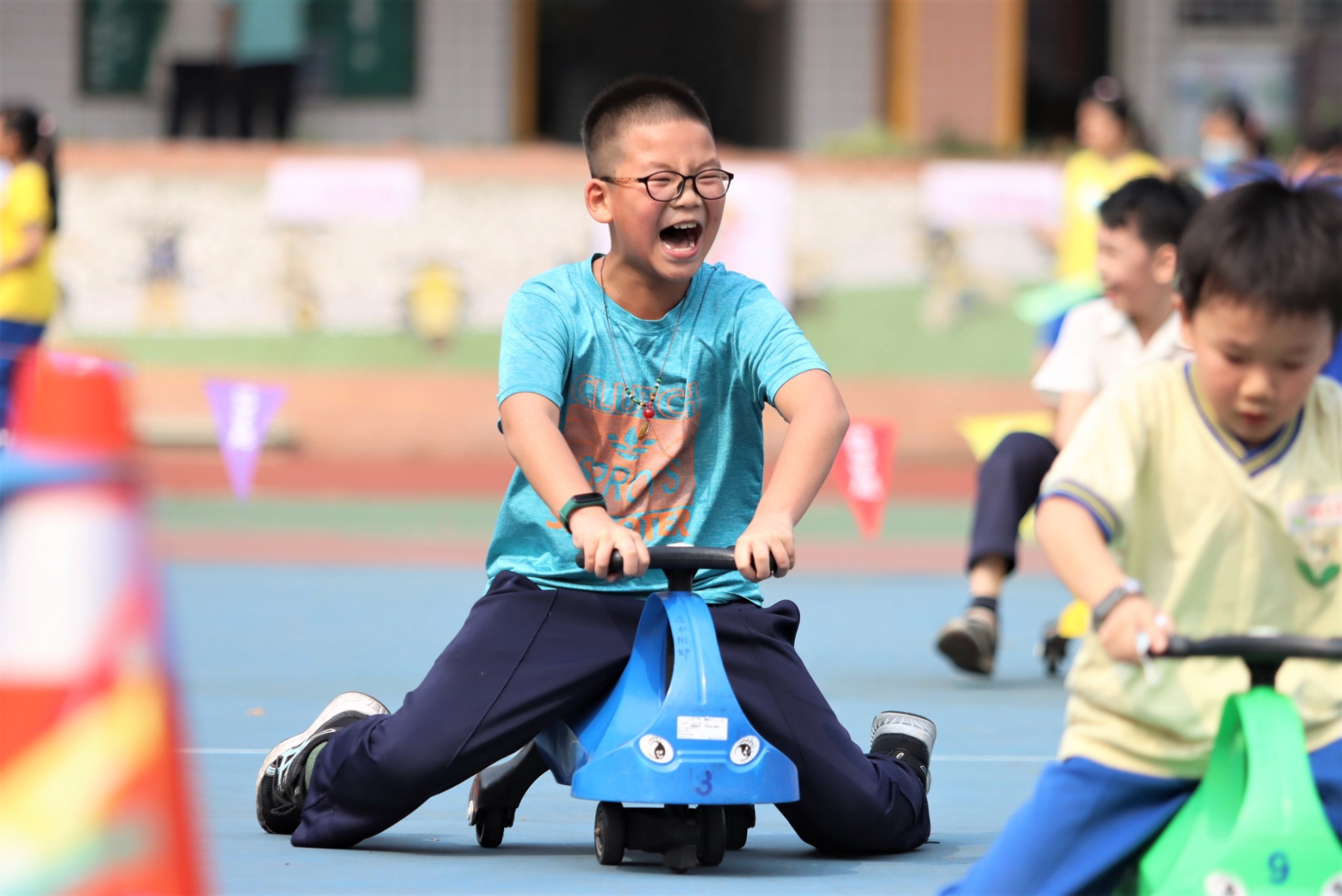 學生快樂的玩搖搖車.