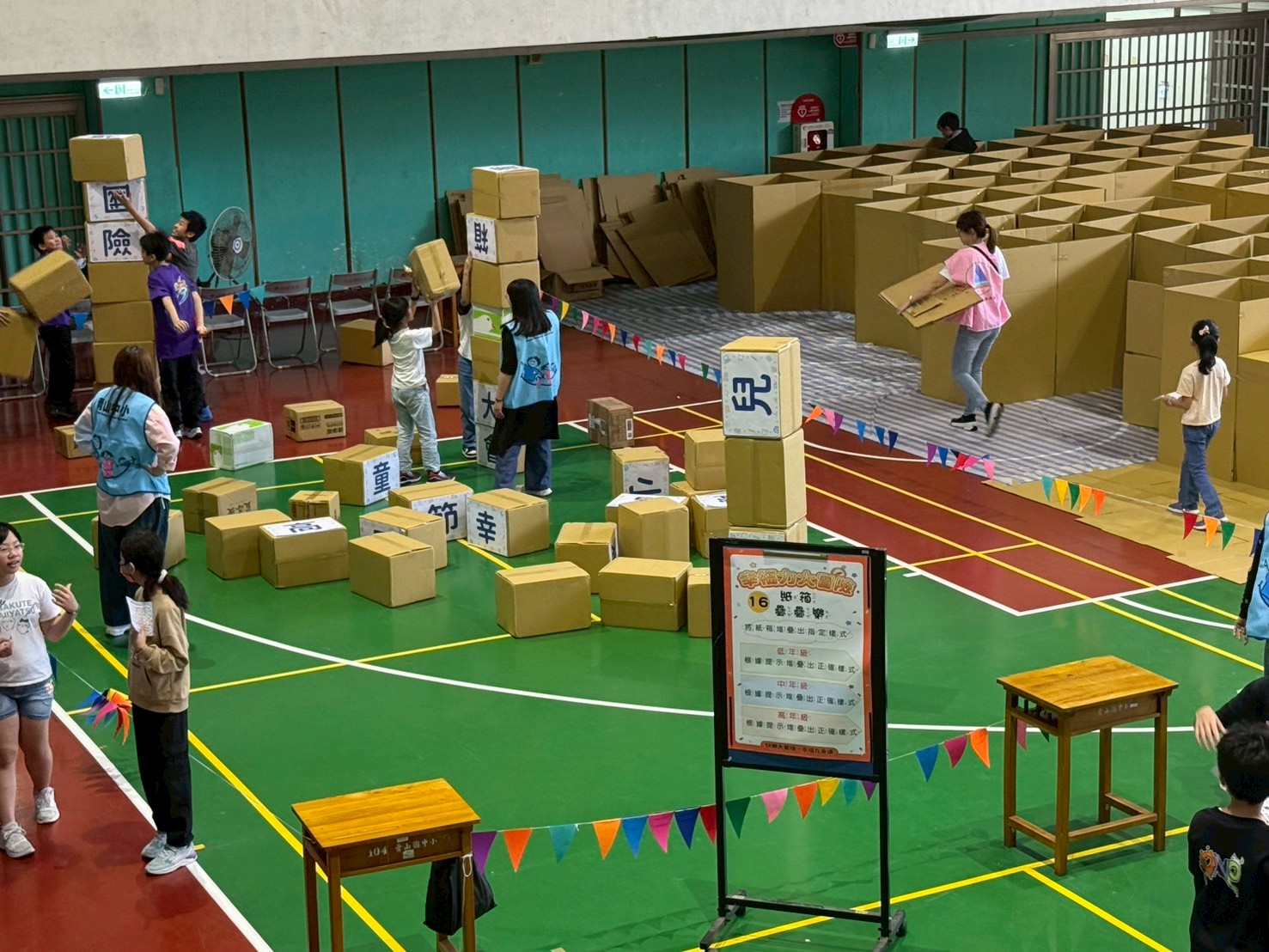 學生玩紙箱疊疊樂，玩得不亦樂乎.jpg