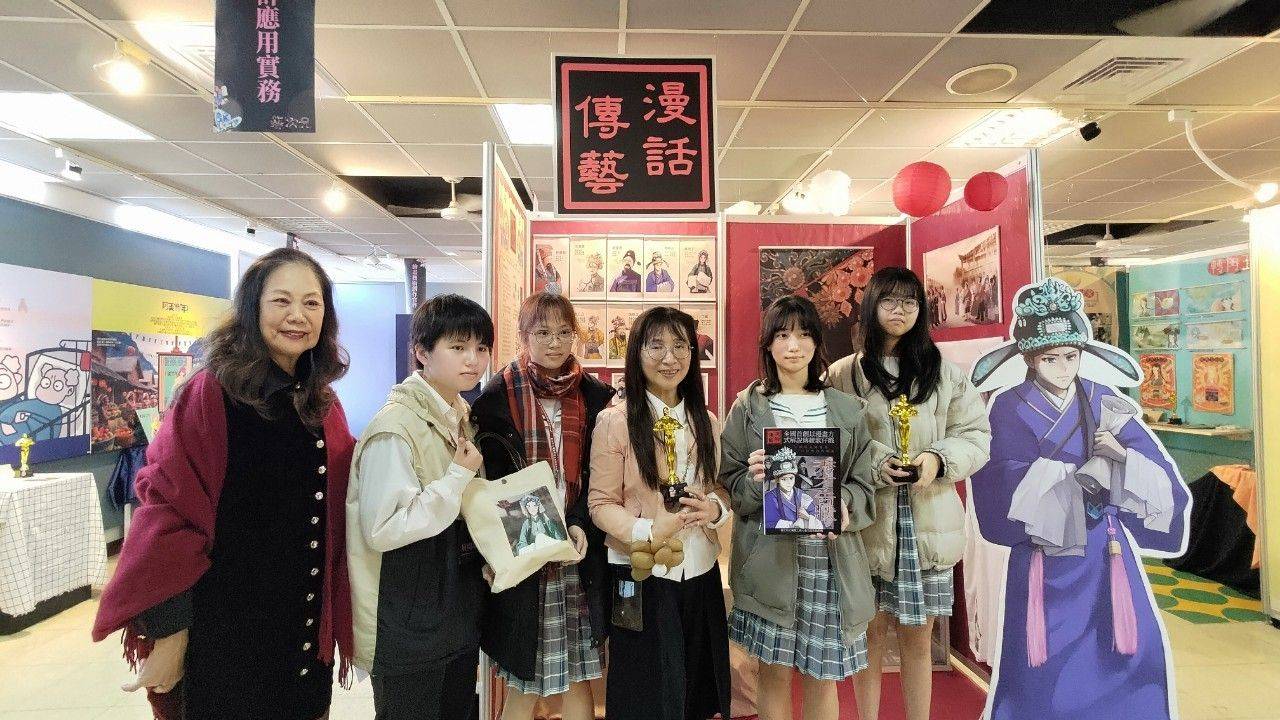 學生與戲劇團蔡團長(左一)在「漫話傳藝」作品前合影_0.jpg