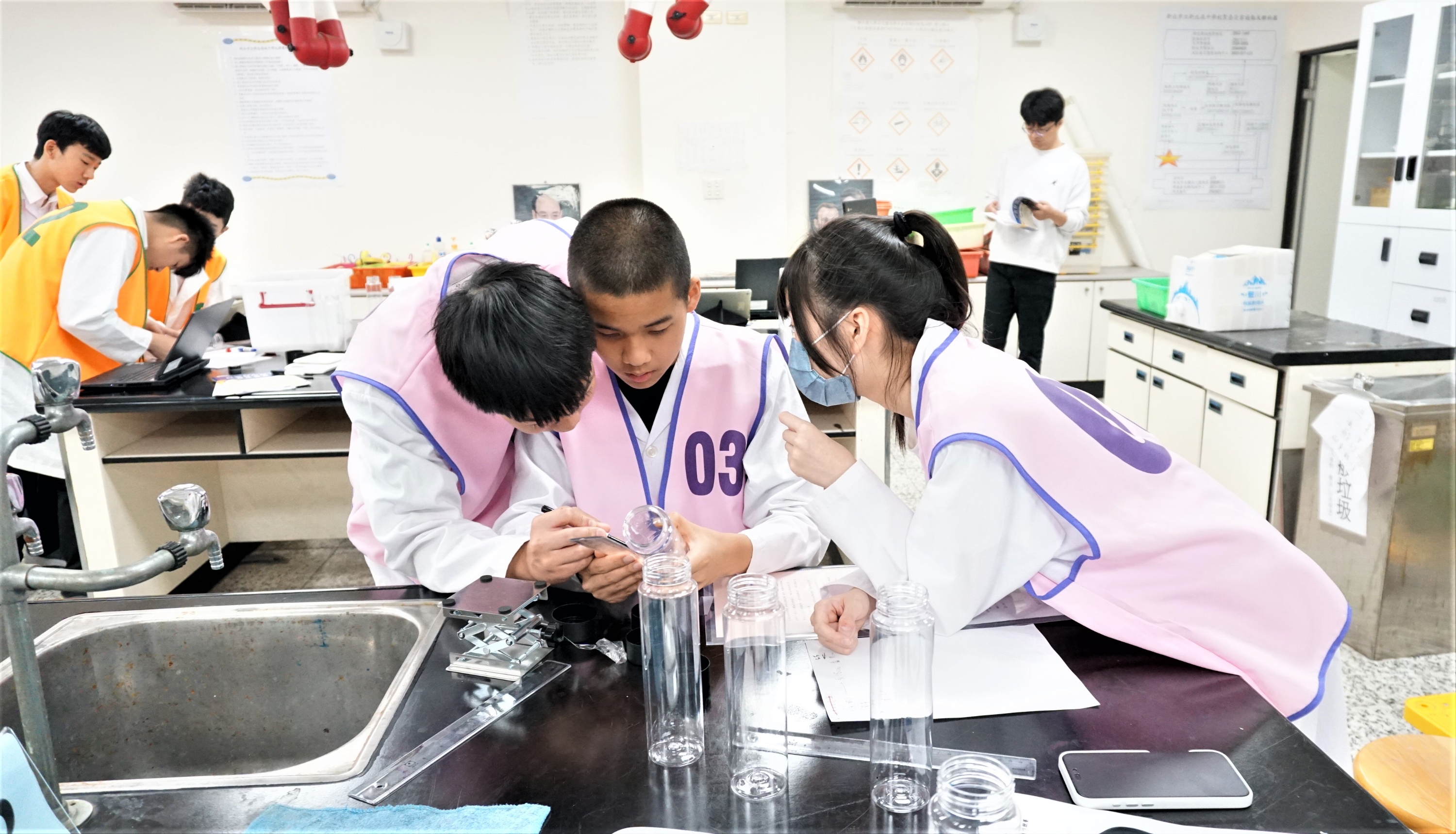 學生認真進行實驗設計與操作_0.jpg