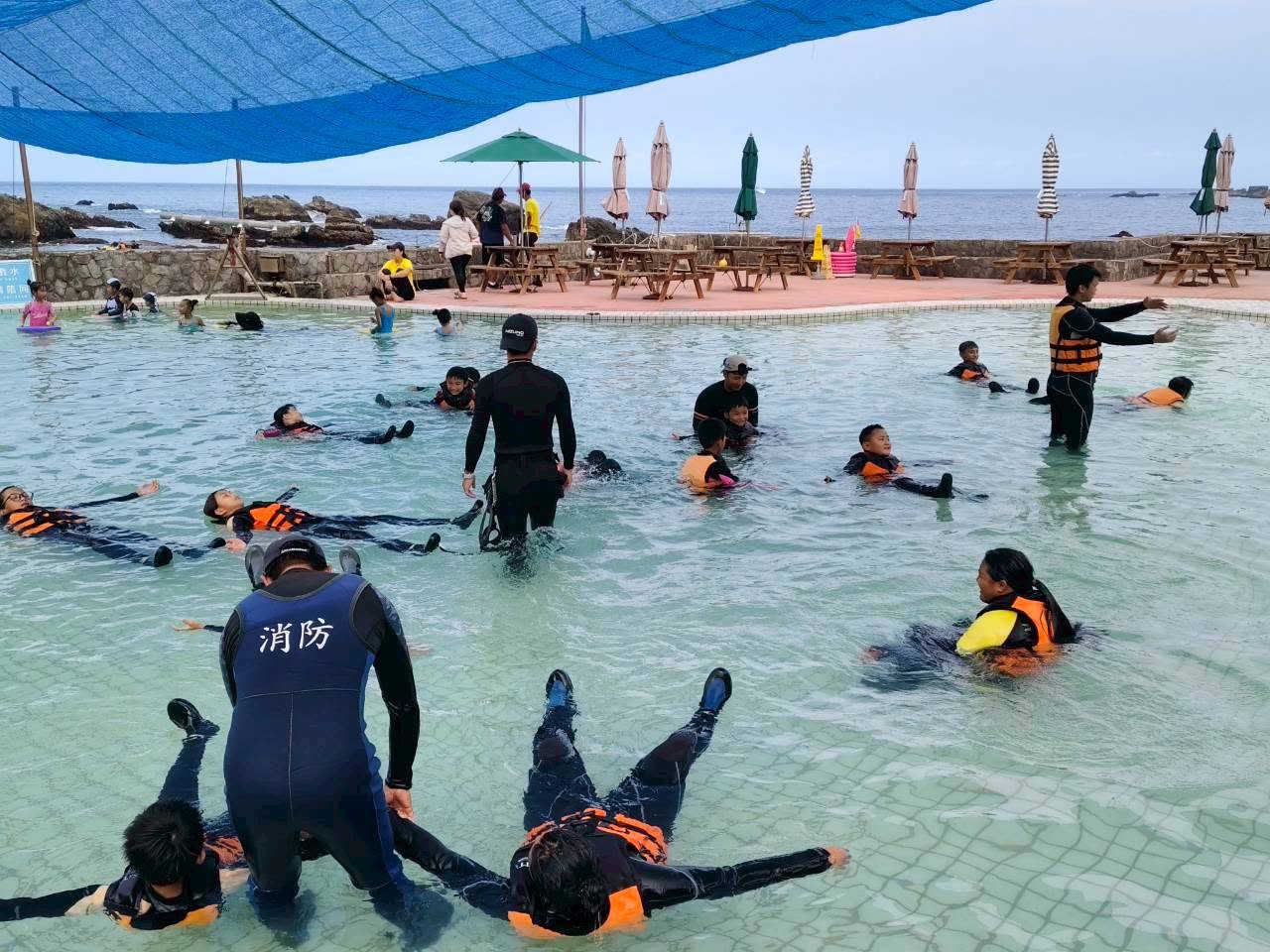 學生開心於龍洞灣海洋海洋公園參加浮潛課程.jpg