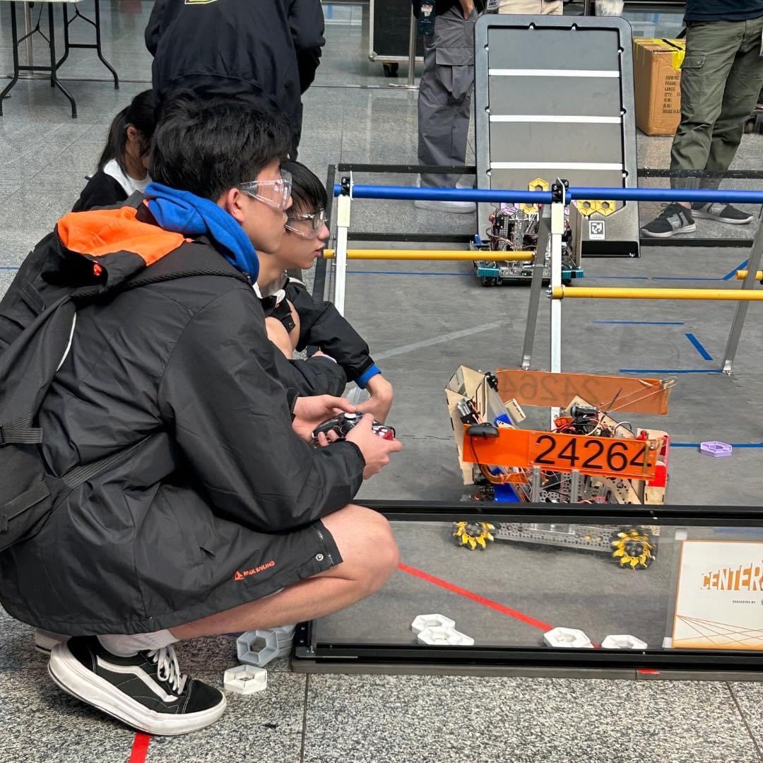 安康高中FTC24264操作手陳盛緯操作機器人執行競賽任務.jpg