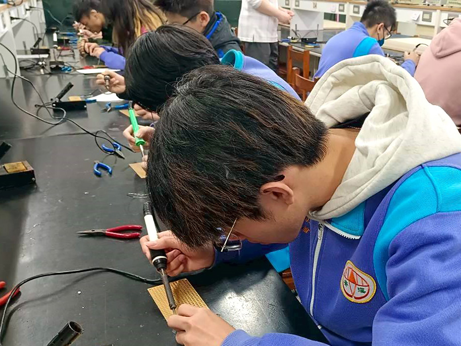 安溪國中學生體驗電機電子職群電子應用實作