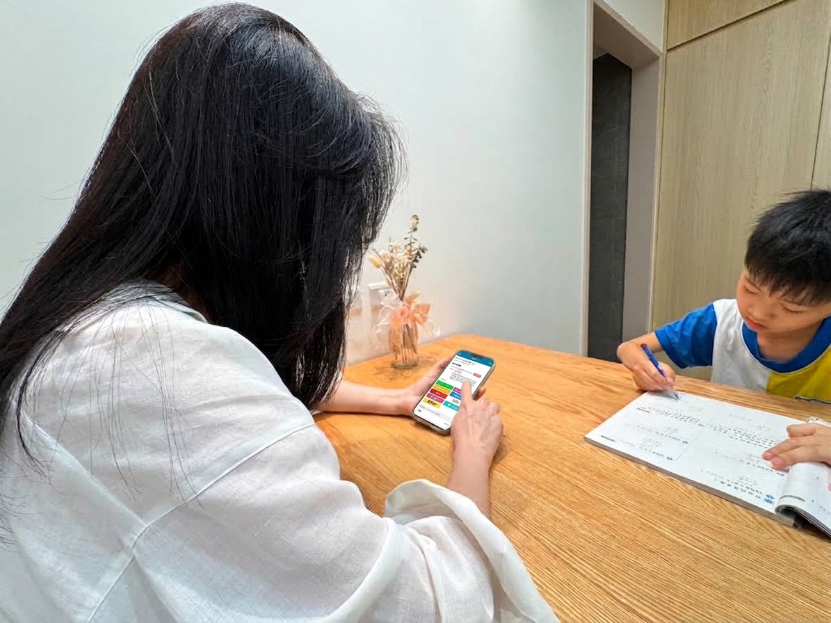 家長陪伴孩子寫作業,也能透過校園通APP輕鬆繳費。