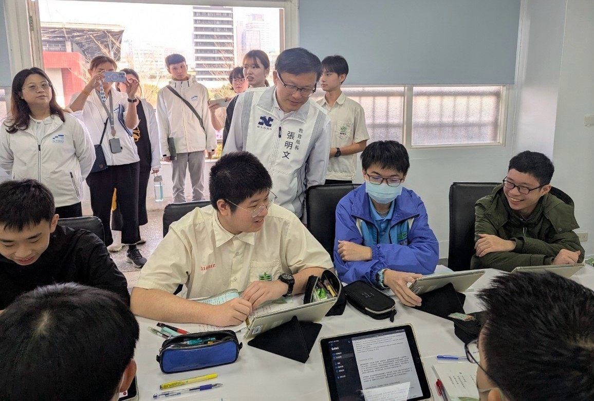 局長與學生一同參與未來教室國文課_0.jpg