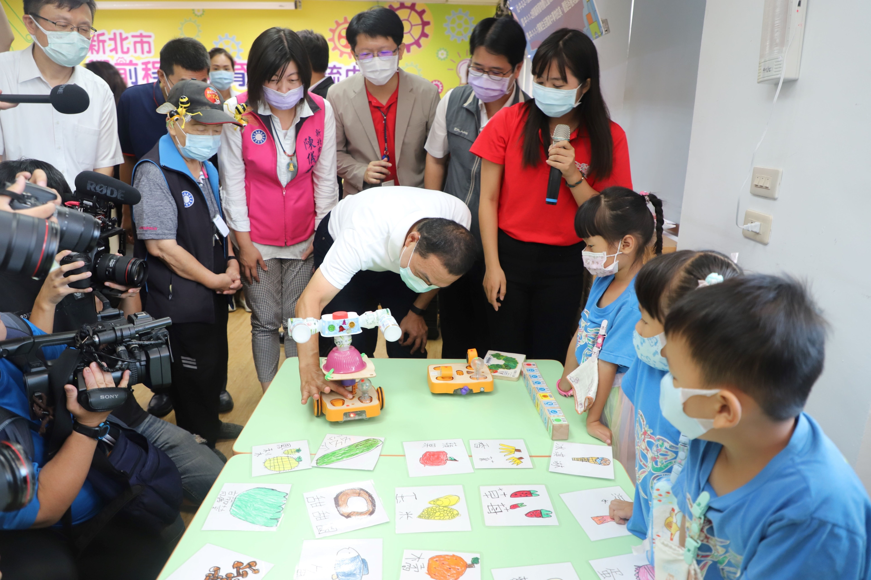 巿長體驗幼兒實際動手操作，從遊戲中學習程式語言