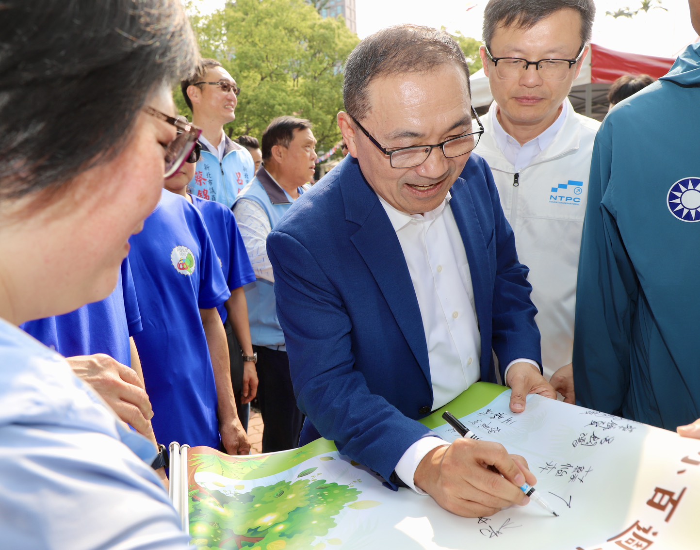 市長簽名祝福坪頂國小百年校慶圓滿成功.jpg