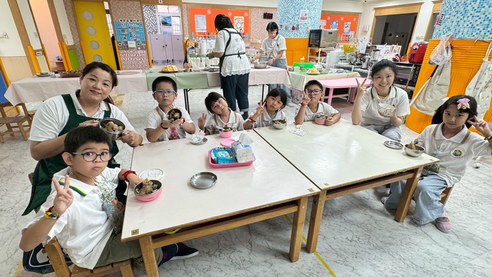 師生一起享用活力美味粽.jpg