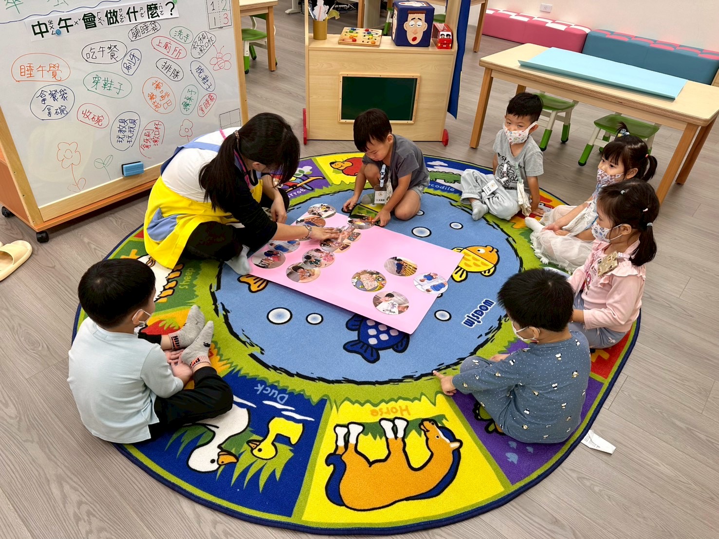 幼兒園的師生們一起討論生活作息學習自律_0.jpg