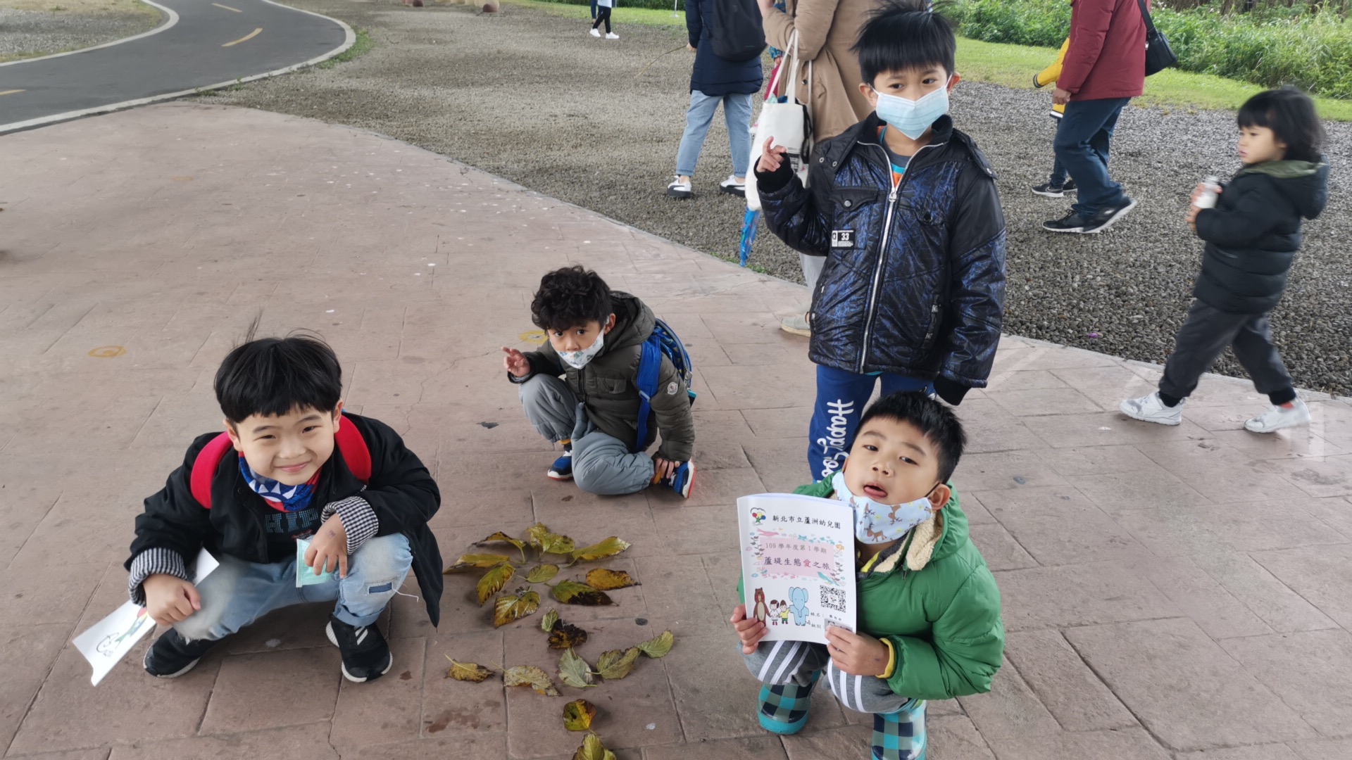 幼生在公園裡撿拾落葉即興鋪排創作