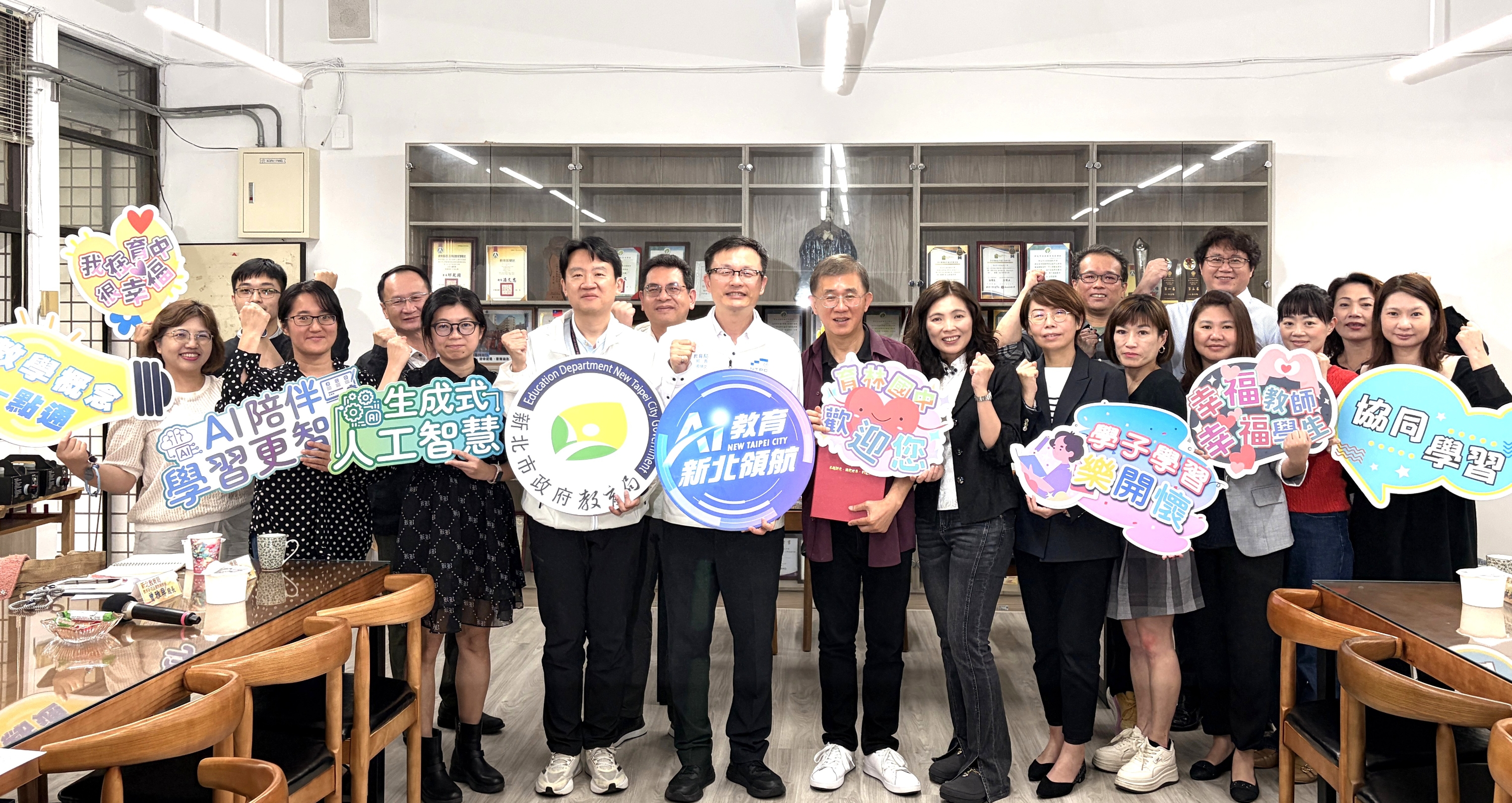 張明文局長到場給國中小的初任校長勉勵，善用AI工具成為最佳教育夥伴，減輕校長、教師的教學準備負擔之外，也成為校長跟教師在教育現場的最佳助手。