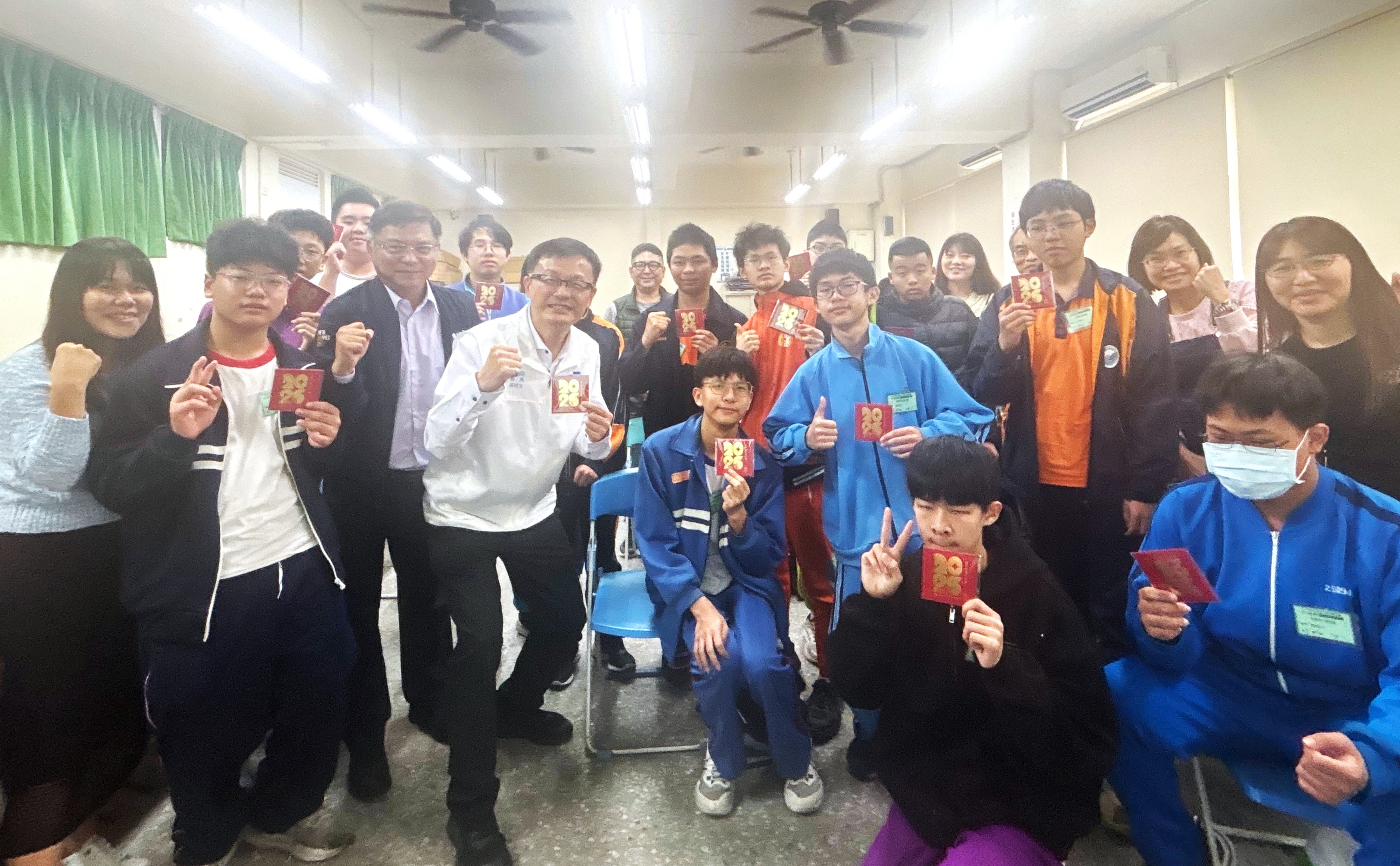 張明文局長幫今日參與電動機車競賽的學生加油，致贈小紅包 (2)_0.jpg