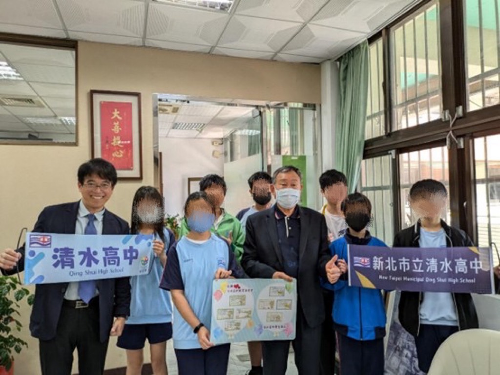 彭董事長與受惠學生合照.jpg