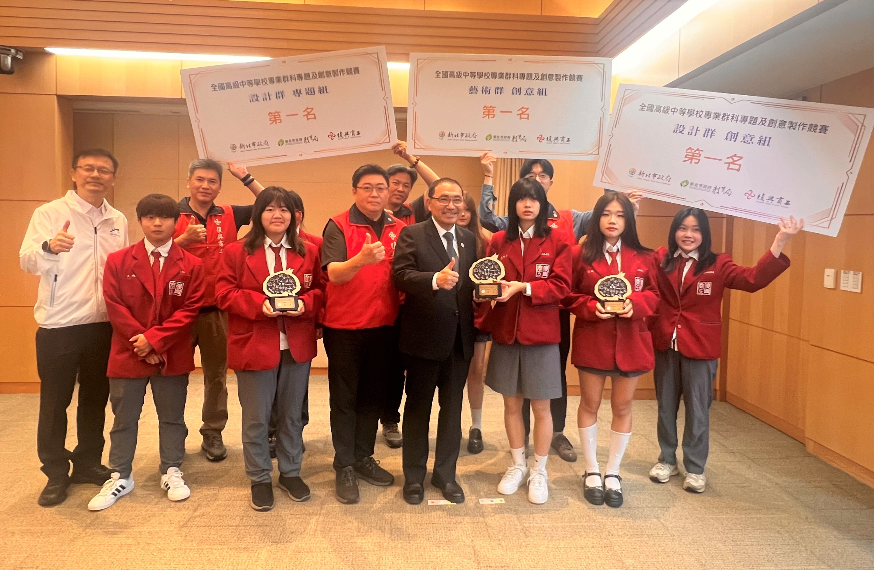 復興商工金牌隊伍於市政會議獻獎，侯友宜市長肯定隊伍的努力_0.jpg