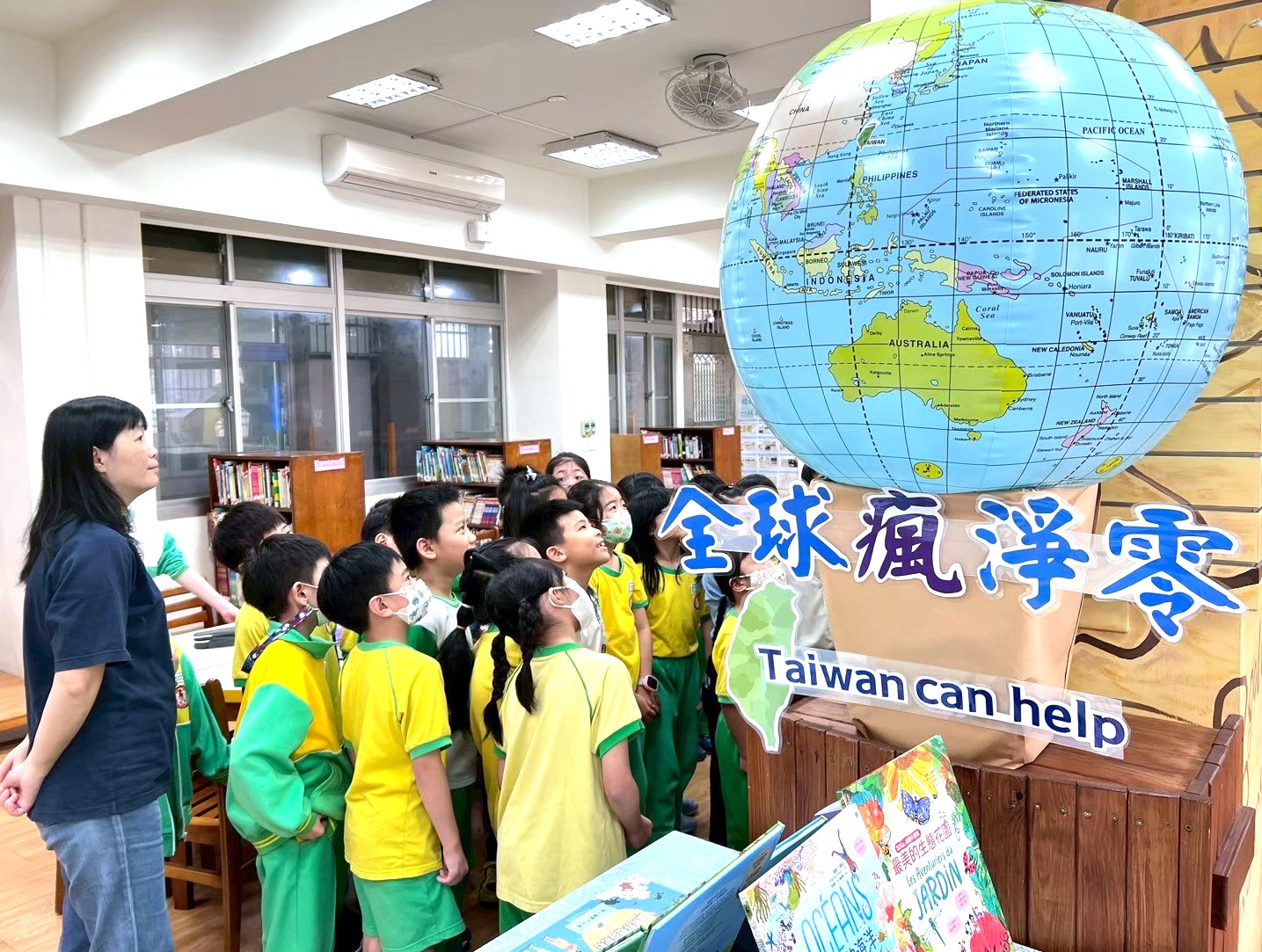 成功好兒童淨零公約倡議行動2：辦理全球瘋淨零主題書展，並擔任導覽員，引領全校學生_.jpg