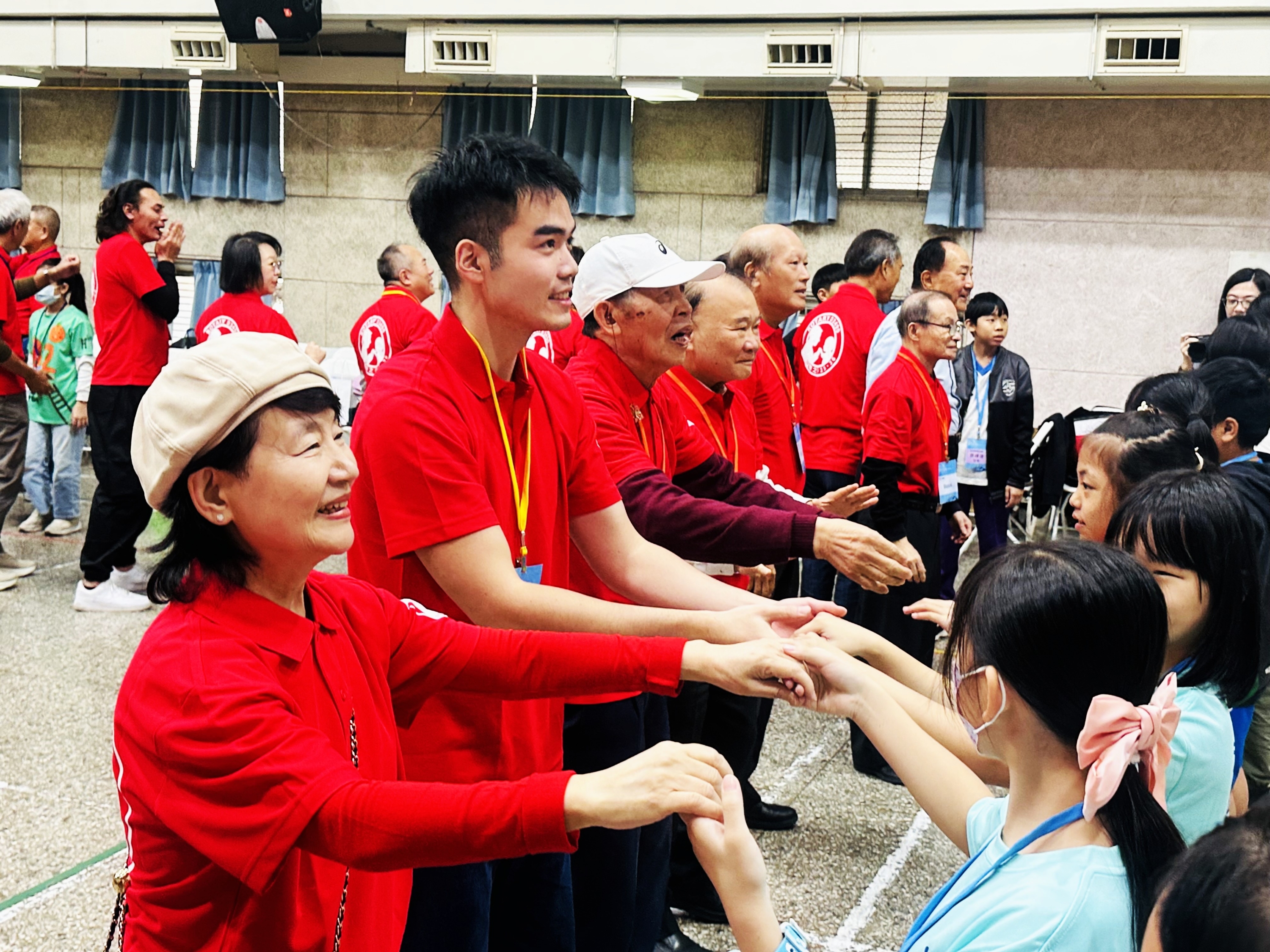 扶輪之子與Uncle、Aunty培育社友共舞互動，以肢體律動建立默契與信任，現場洋溢歡笑