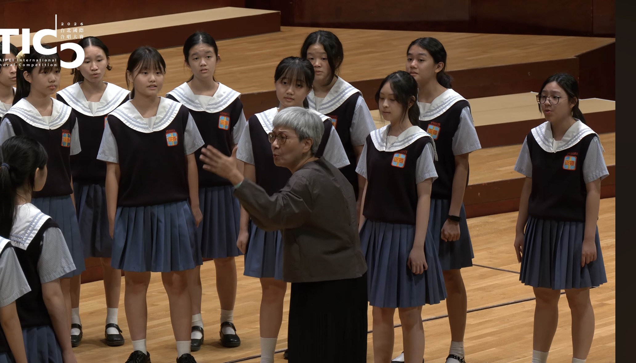 指揮蘇睦淳老師與團員沉浸在演出中帶給觀眾聲樂饗宴.PNG