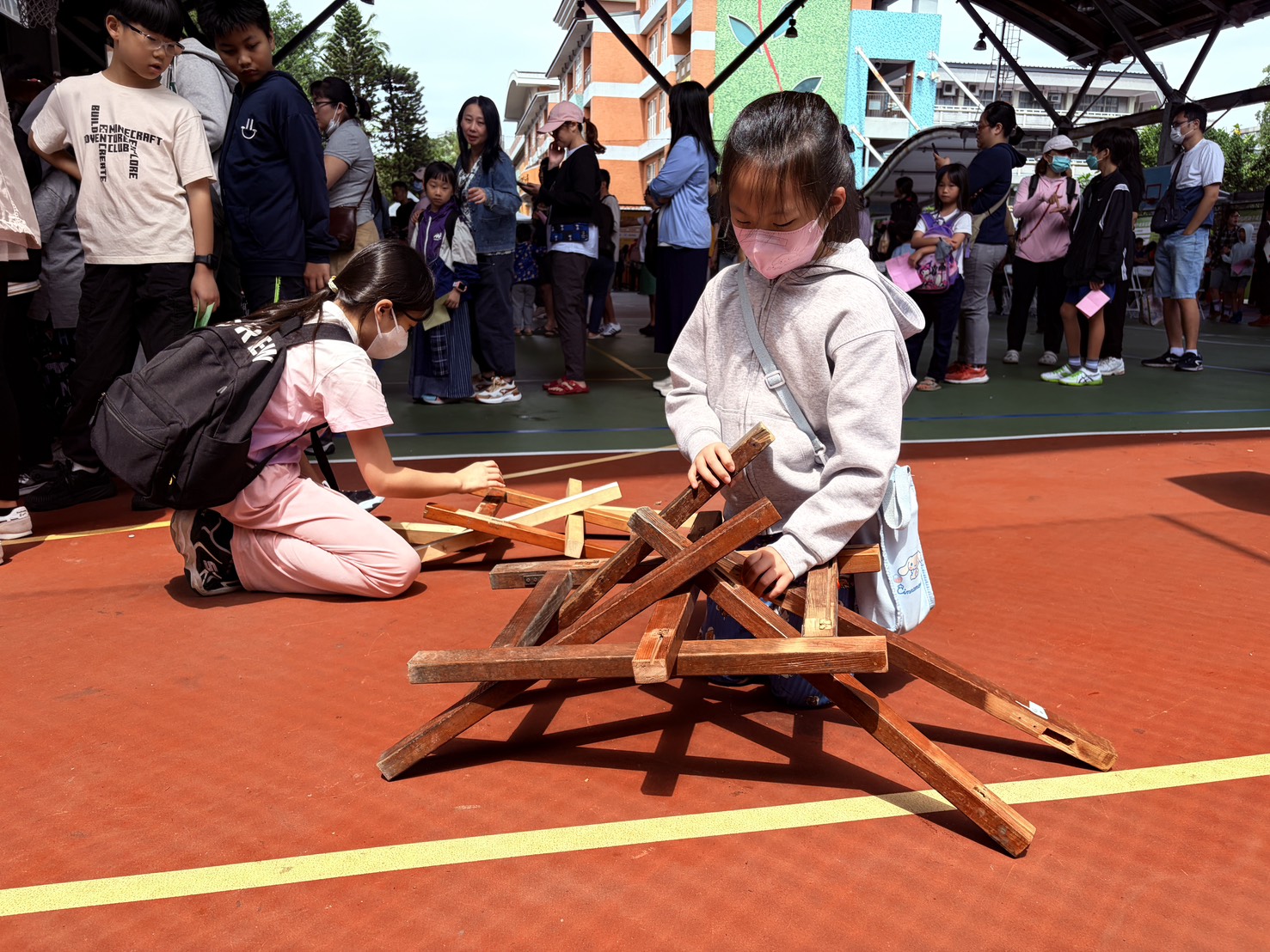 攤位實際互動闖關照片，透過理解、動手，達到學習跨域整合的概念。.jpg