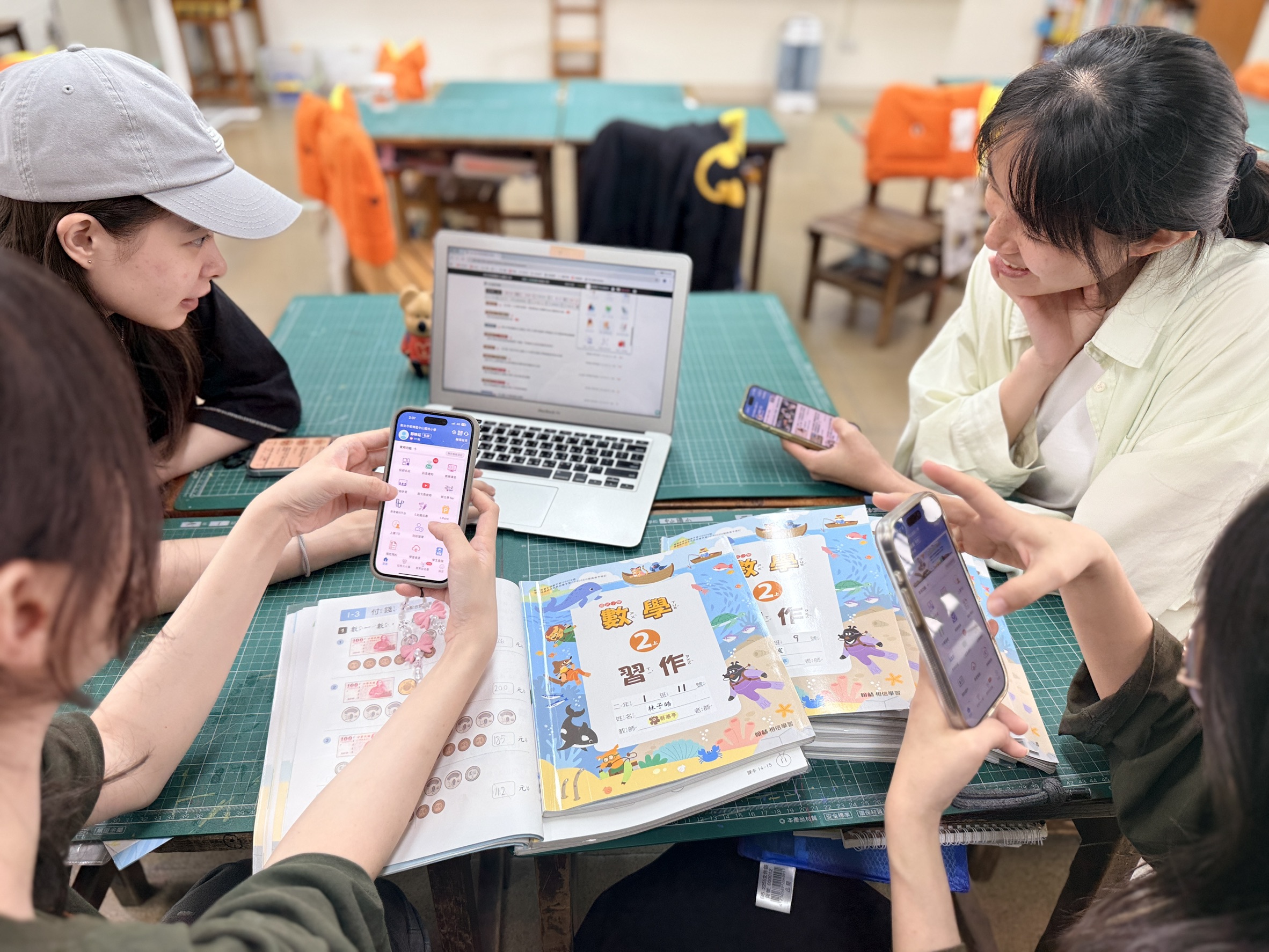 教師備課時帶領新進教師熟悉校園通APP,提升教學行政效率。