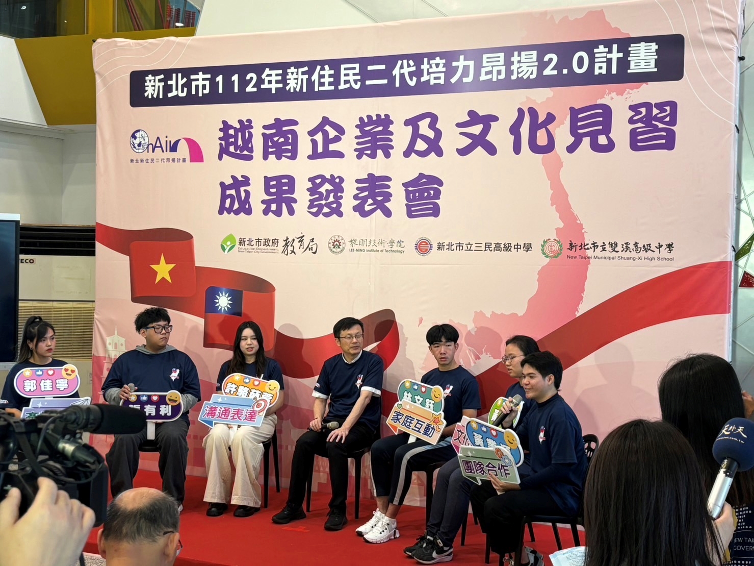 教育局張明文局長(中)勉勵YA大使發揮自身雙語言及跨文化的優勢.jpg