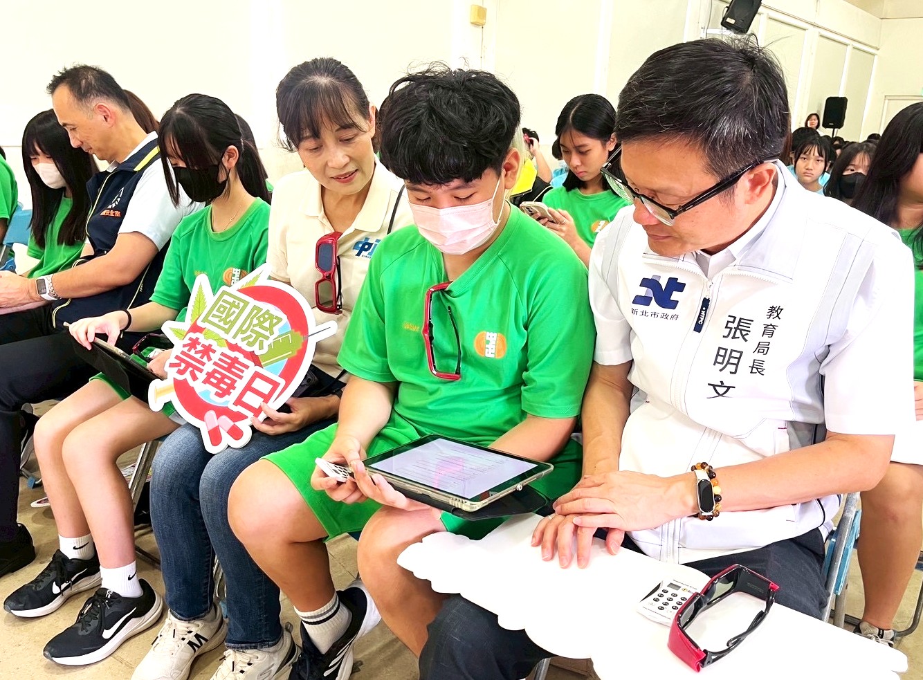 教育局長與來賓體驗「E起趣反毒」APP互動_0.jpg