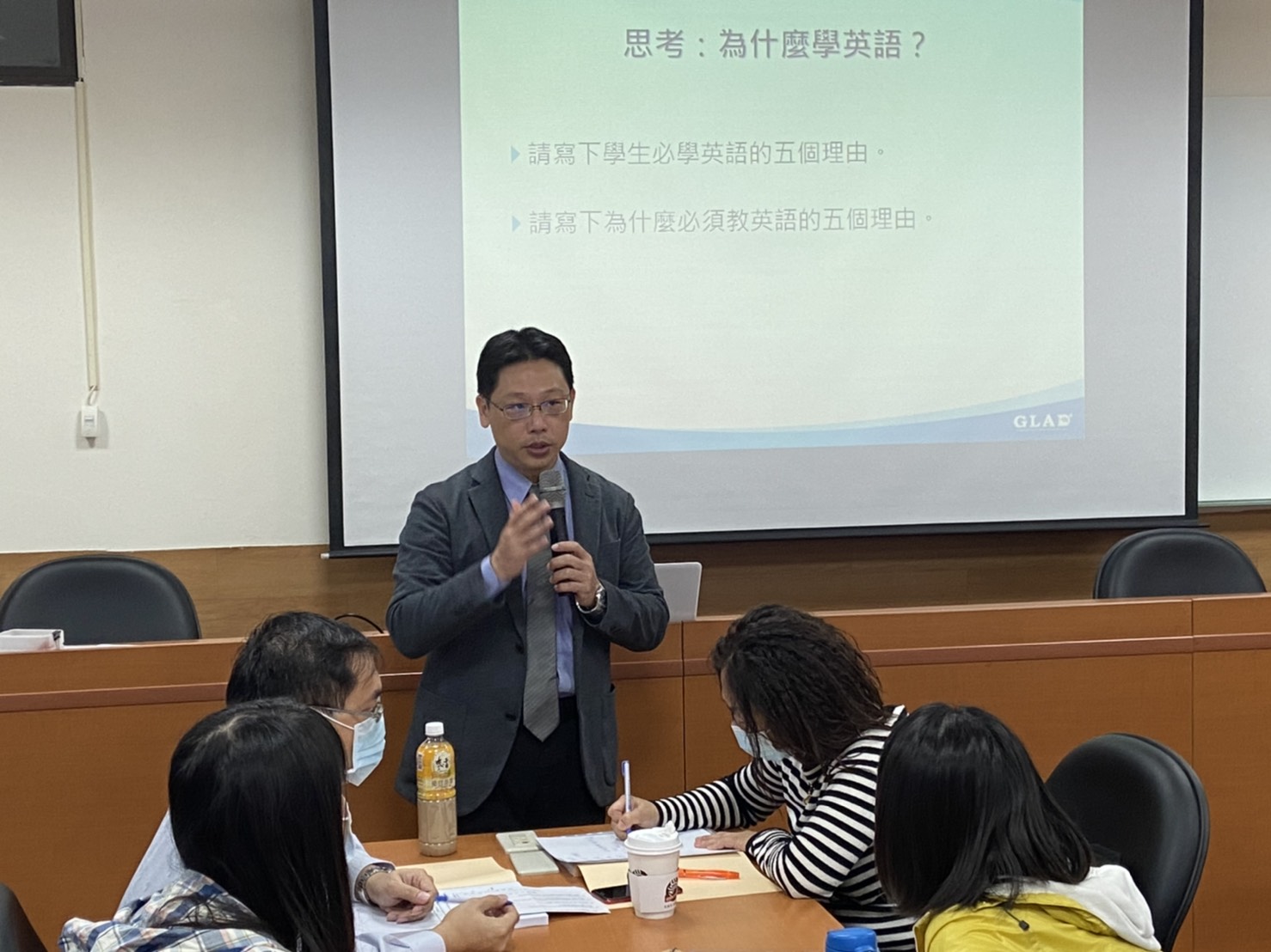 文化大學袁宇熙教授說明雙語教學知能發展，並引導教師思考雙語教學的理由