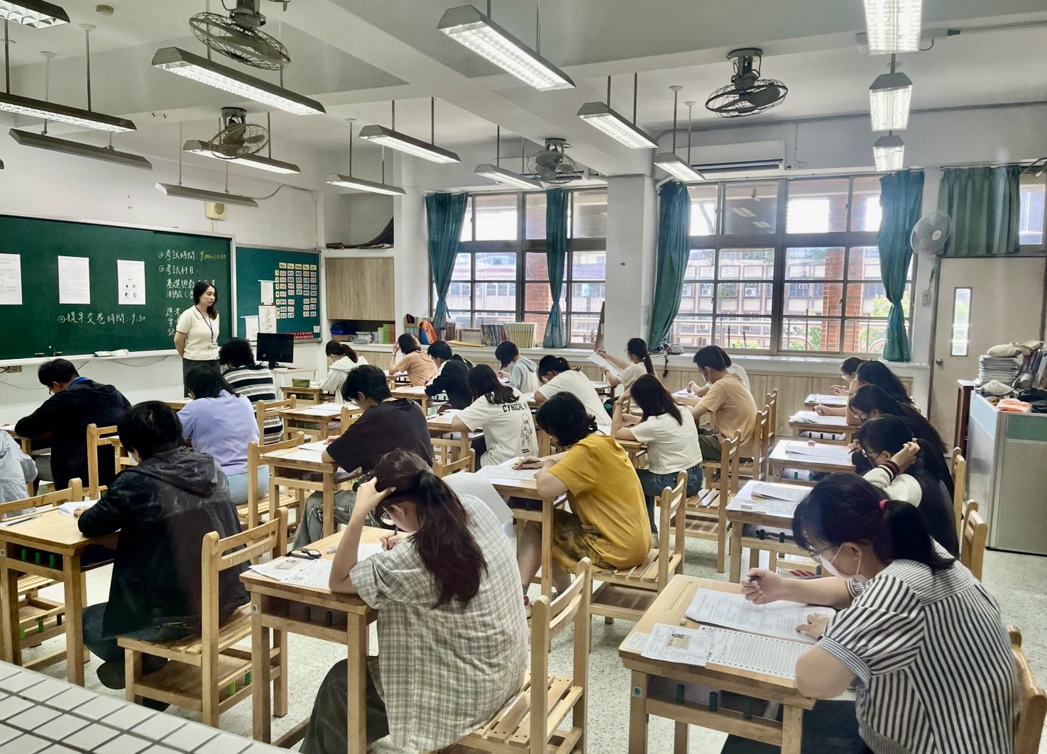 新北國小暨幼兒園教甄、各科考生振筆疾書,爭取高分好成績。.jpg