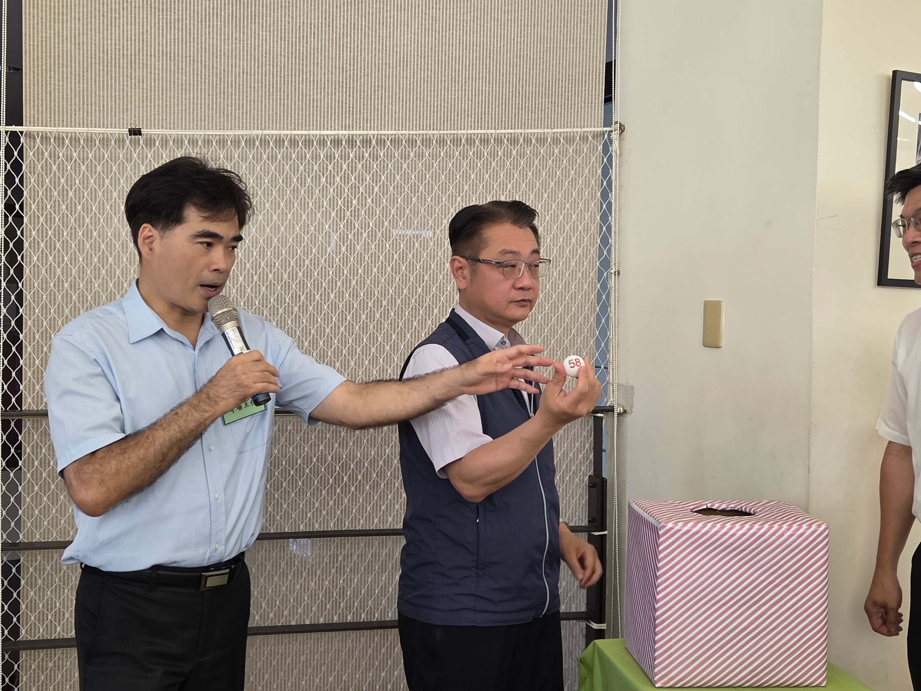 新北市今辦理115學年度高中教師聯合甄選，圖為劉明超副局長出席評審會議、進行委員抽籤事宜.jpg