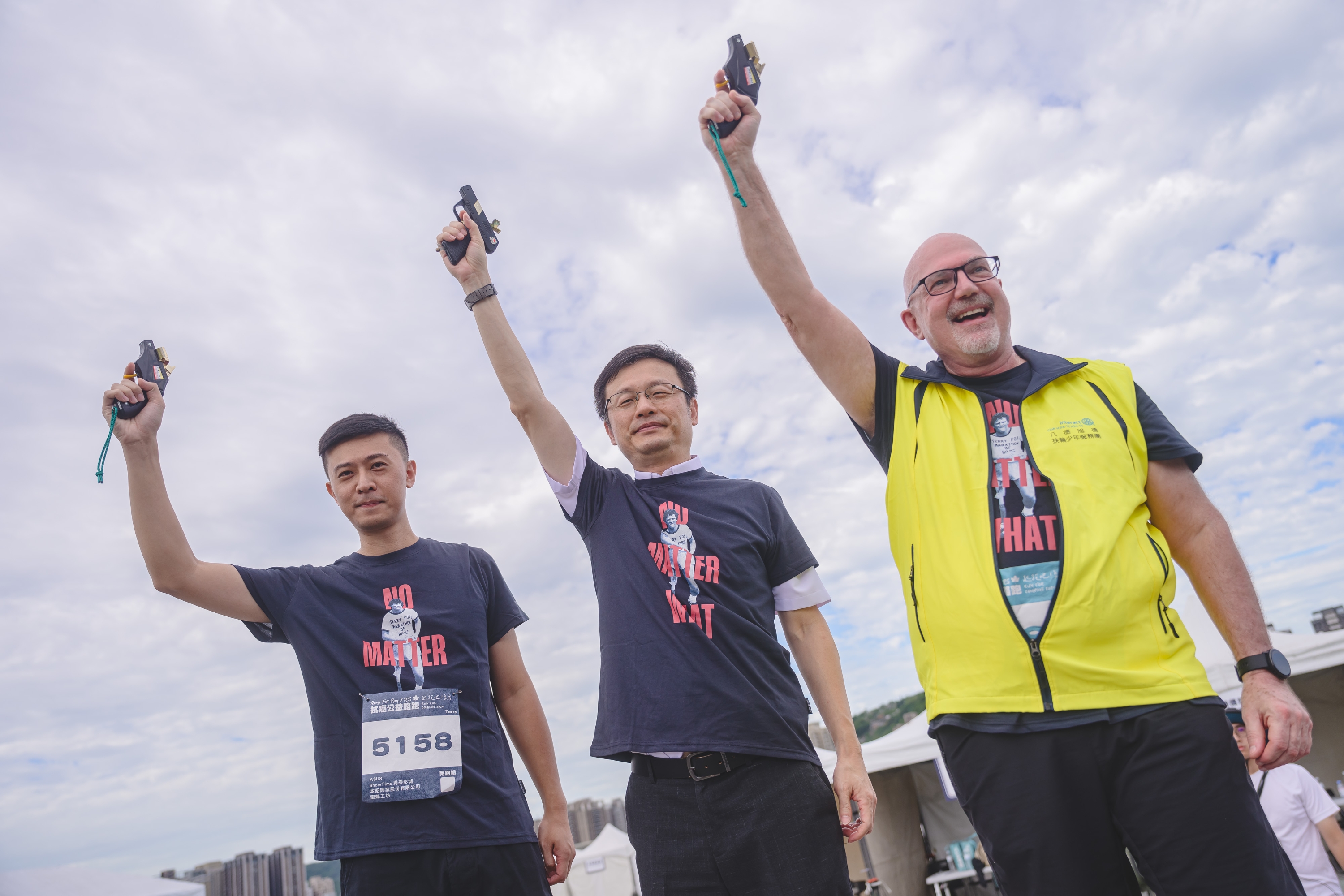 新北市政府教育局局長張明文(中)、蜜蜂工坊經理Aaron Huang(左1) 暨TCS校長(右1)於鳴槍台合照，為路跑拉開序幕.jpg