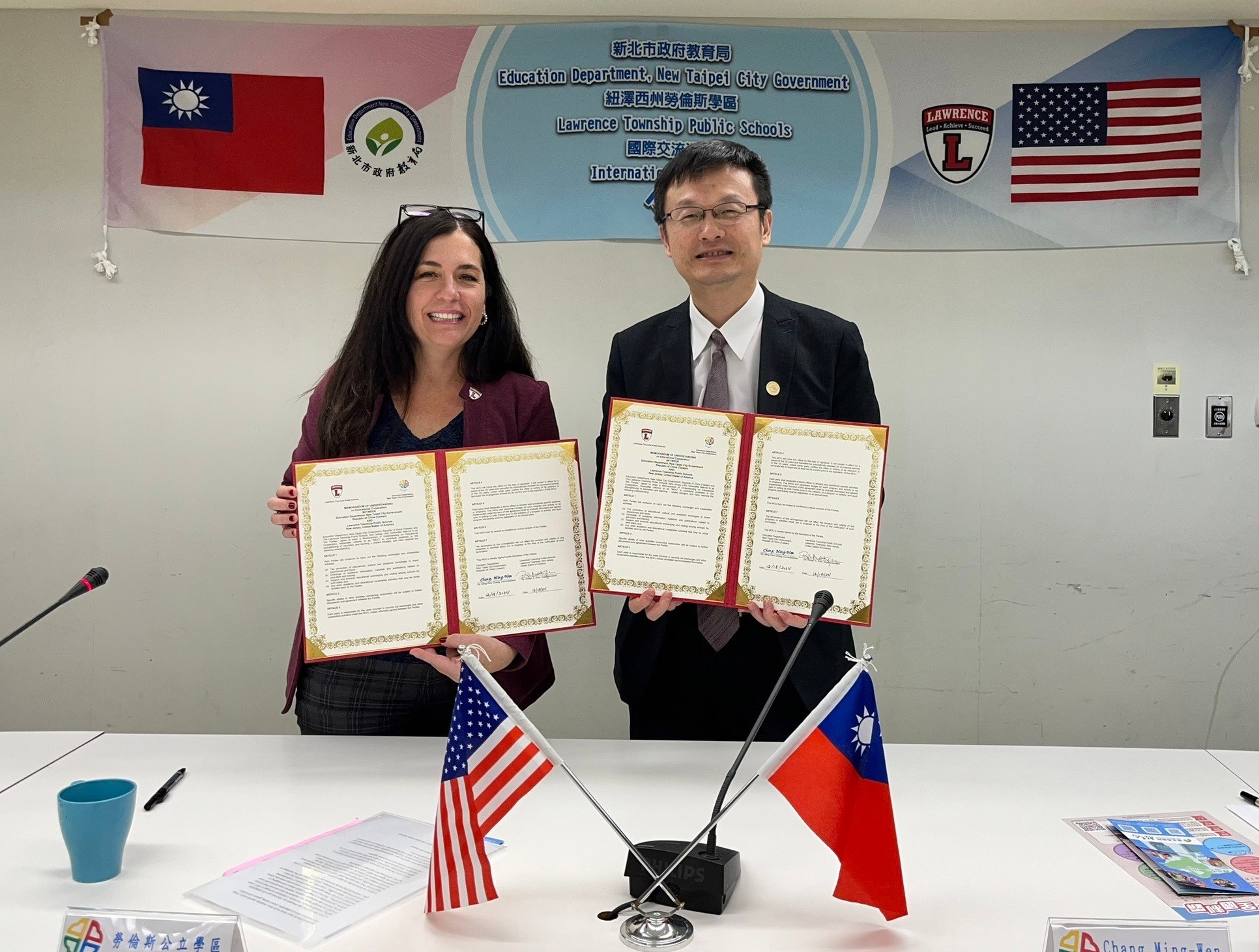 新北市教育局長(圖左)與美國紐澤西州勞倫斯公立學區學區長(圖右)簽署合作備忘錄_0.jpg