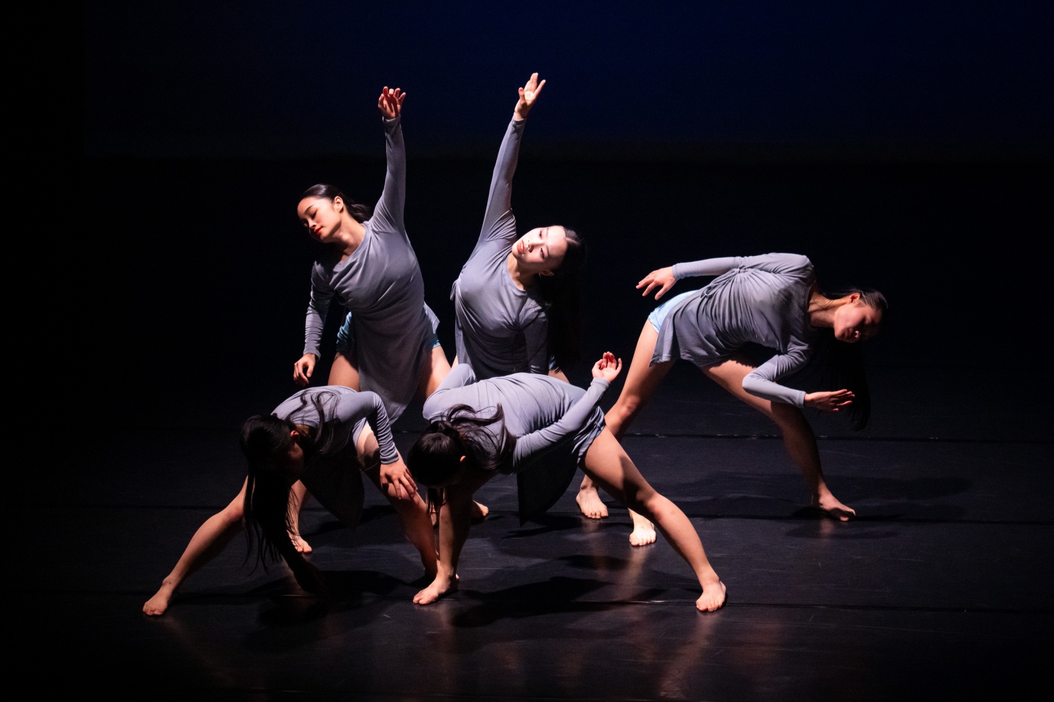 新北市立清水高中舞蹈班畢製劇照《The Waves》八里左岸.jpg