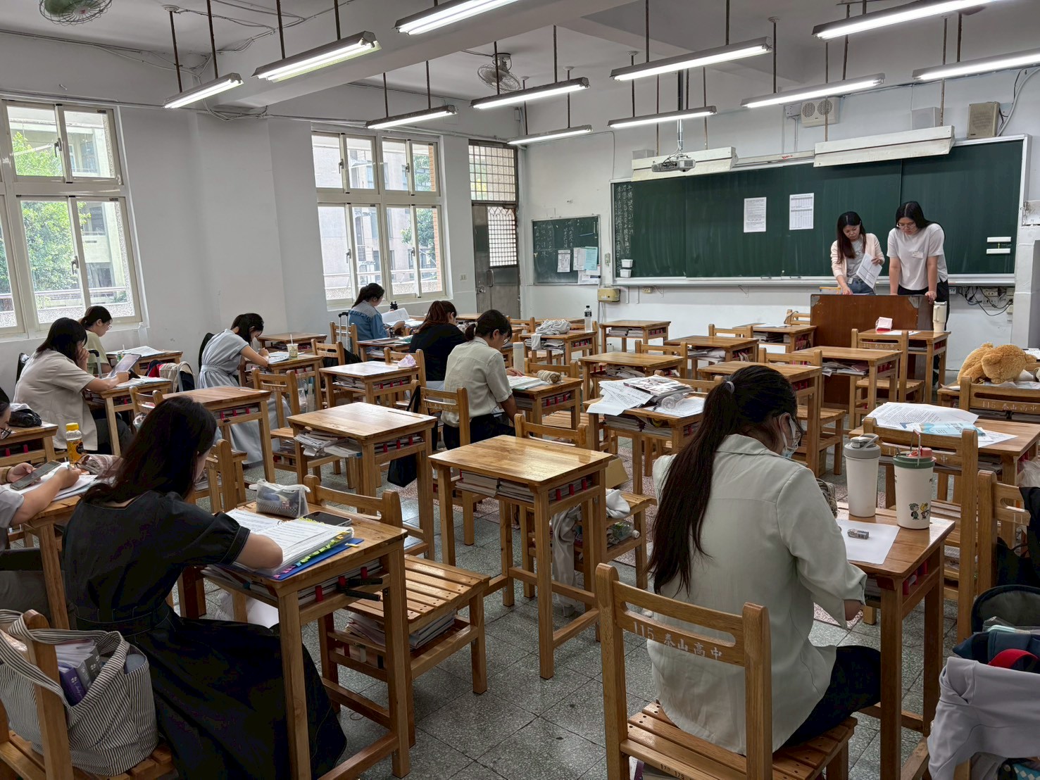新北市辦理115學年度高中教師聯合甄選，圖為泰山高中考場考生準備室.jpg