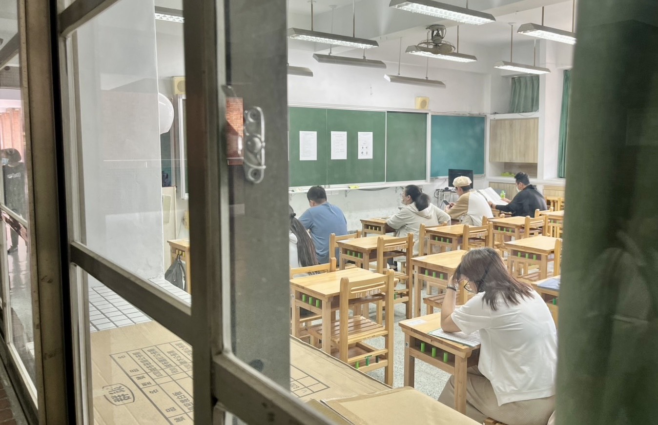 新北教甄開缺629人全國最多 ,考生在試場準備區休息備考.jpg