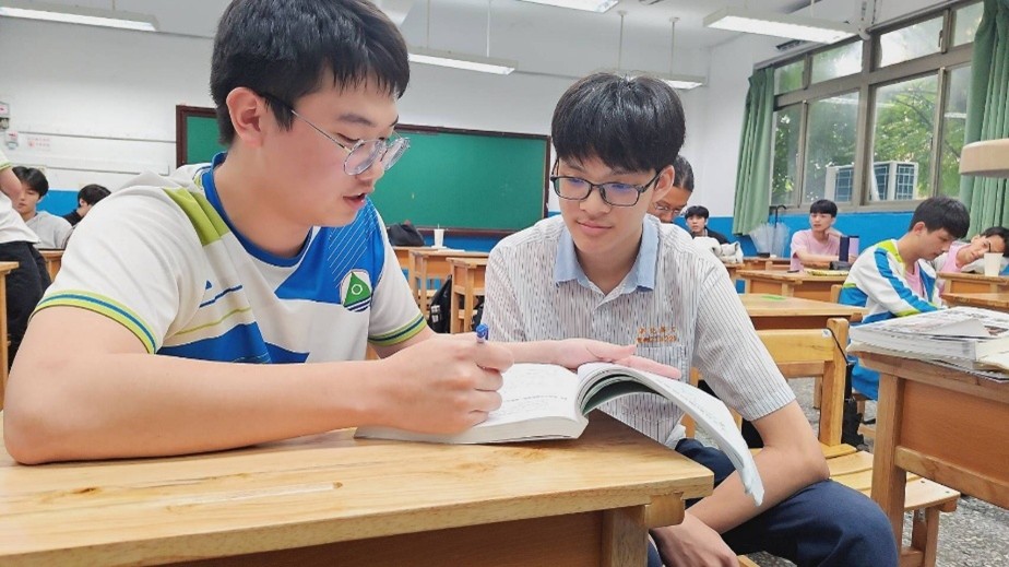 新北高工電機科陳柏廷(左)錄取國立臺北科技大學電機工程系。他表示，改變讀書習慣、持.jpg