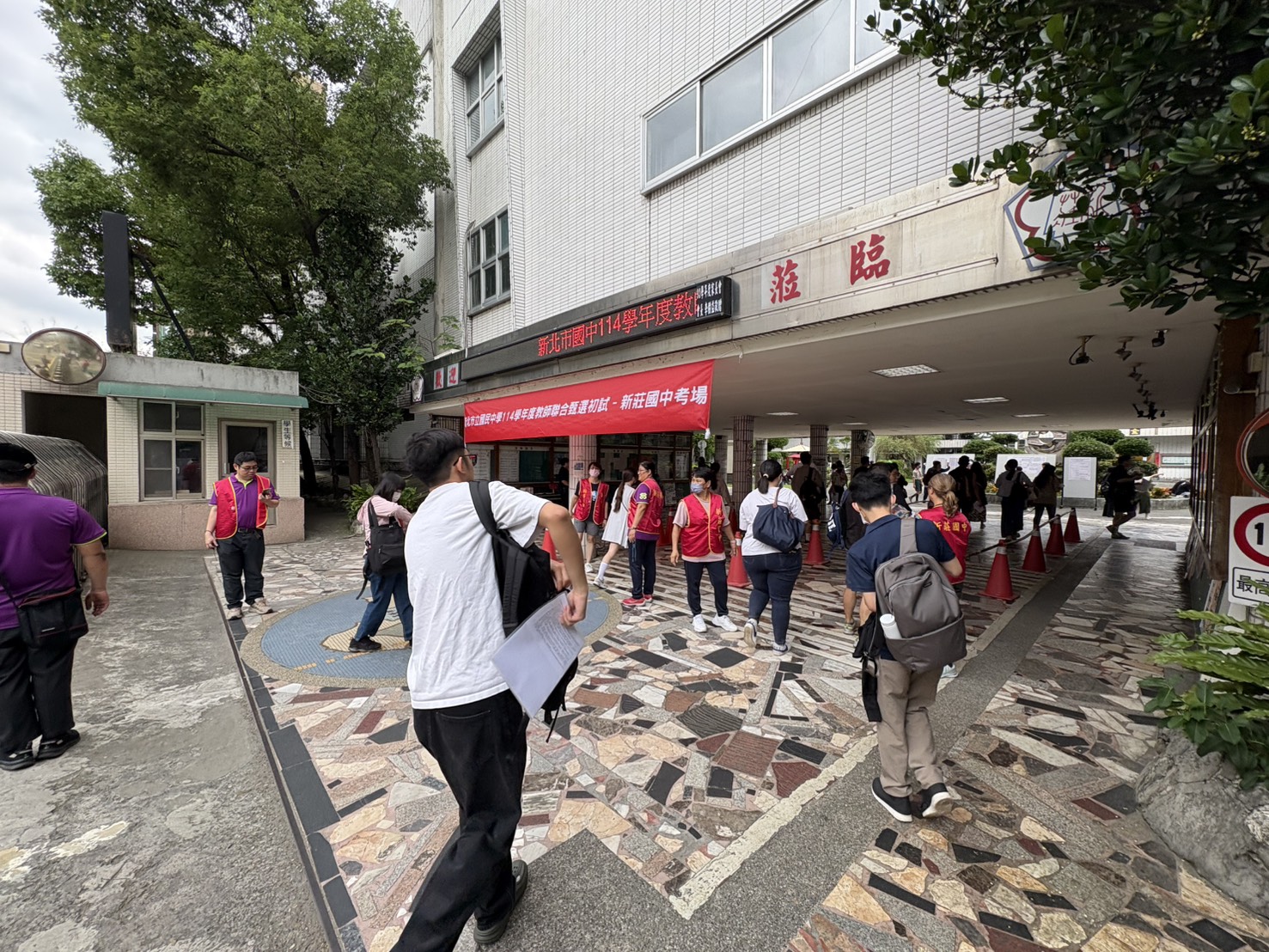 新莊國中試場考生入考場，本次共4382人到考。.jpg