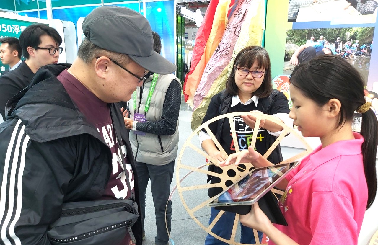 於國家淨零城市展中，學生以燈架結構與影片解說永續天燈特色_0.jpg