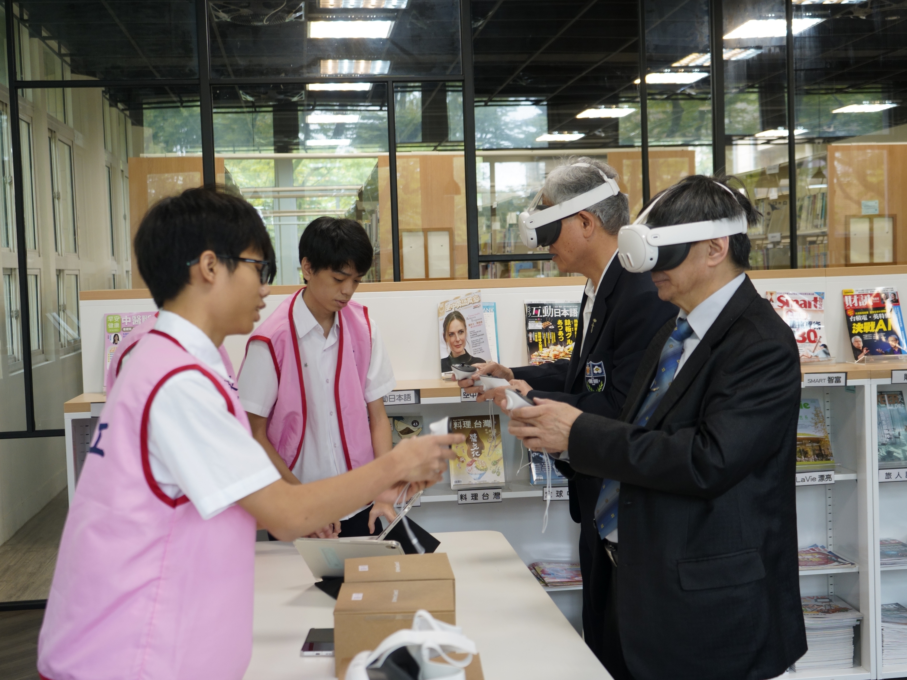 本校為5G新科技學習示範學校，校長與來賓於現場進行5G實境體驗.jpg