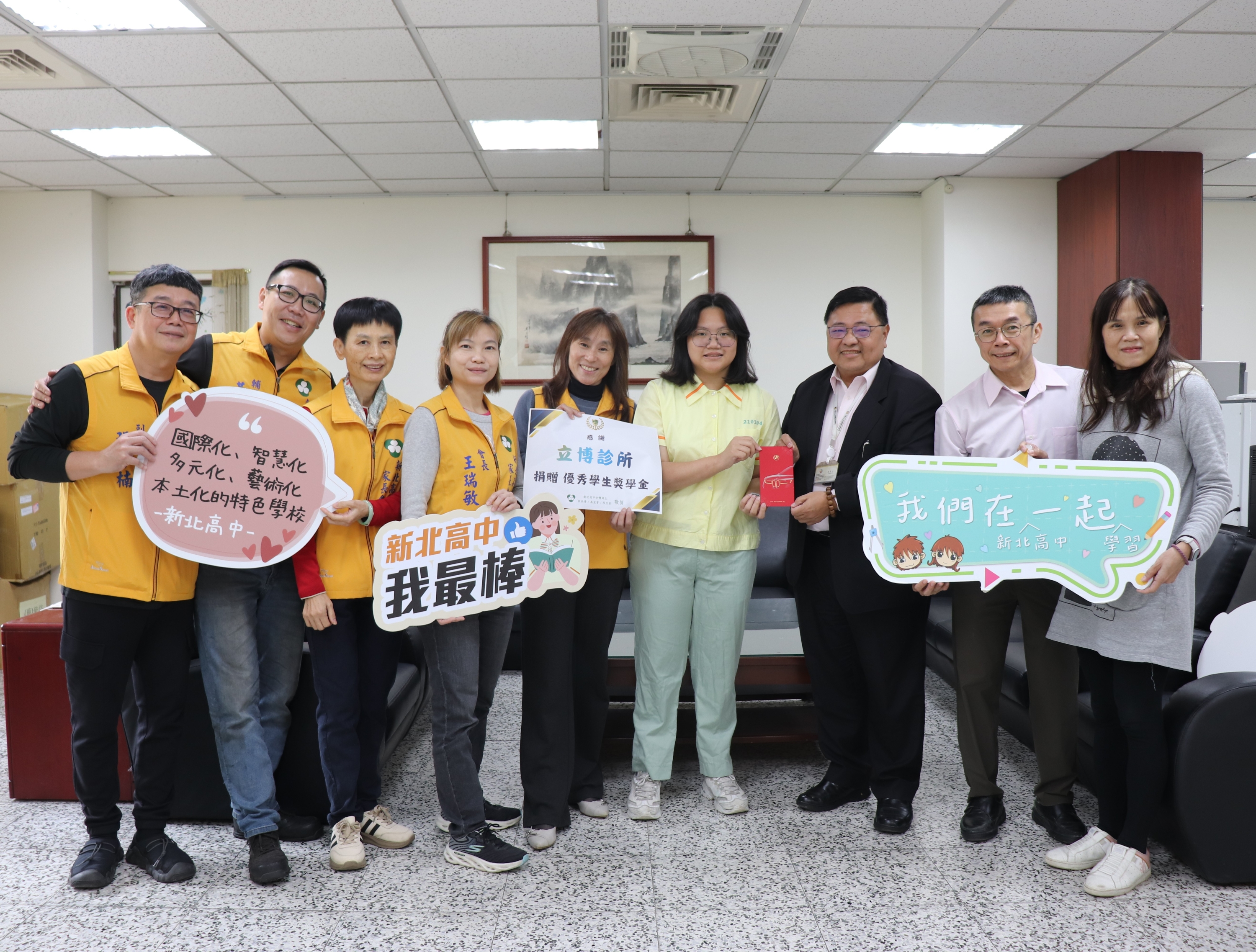 李偉立榮譽會長頒發獎學金給范嘉瑄同學