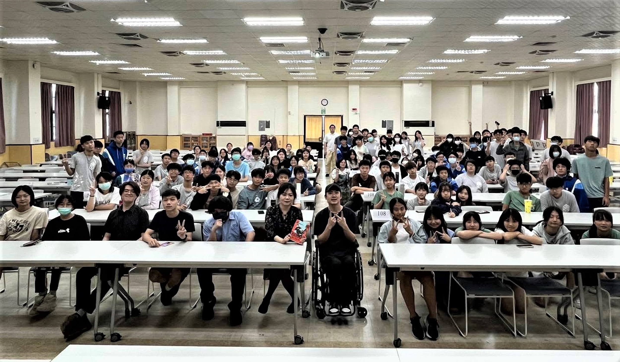板橋高中作家系列講座，師生齊聚交換生命經驗.jpg
