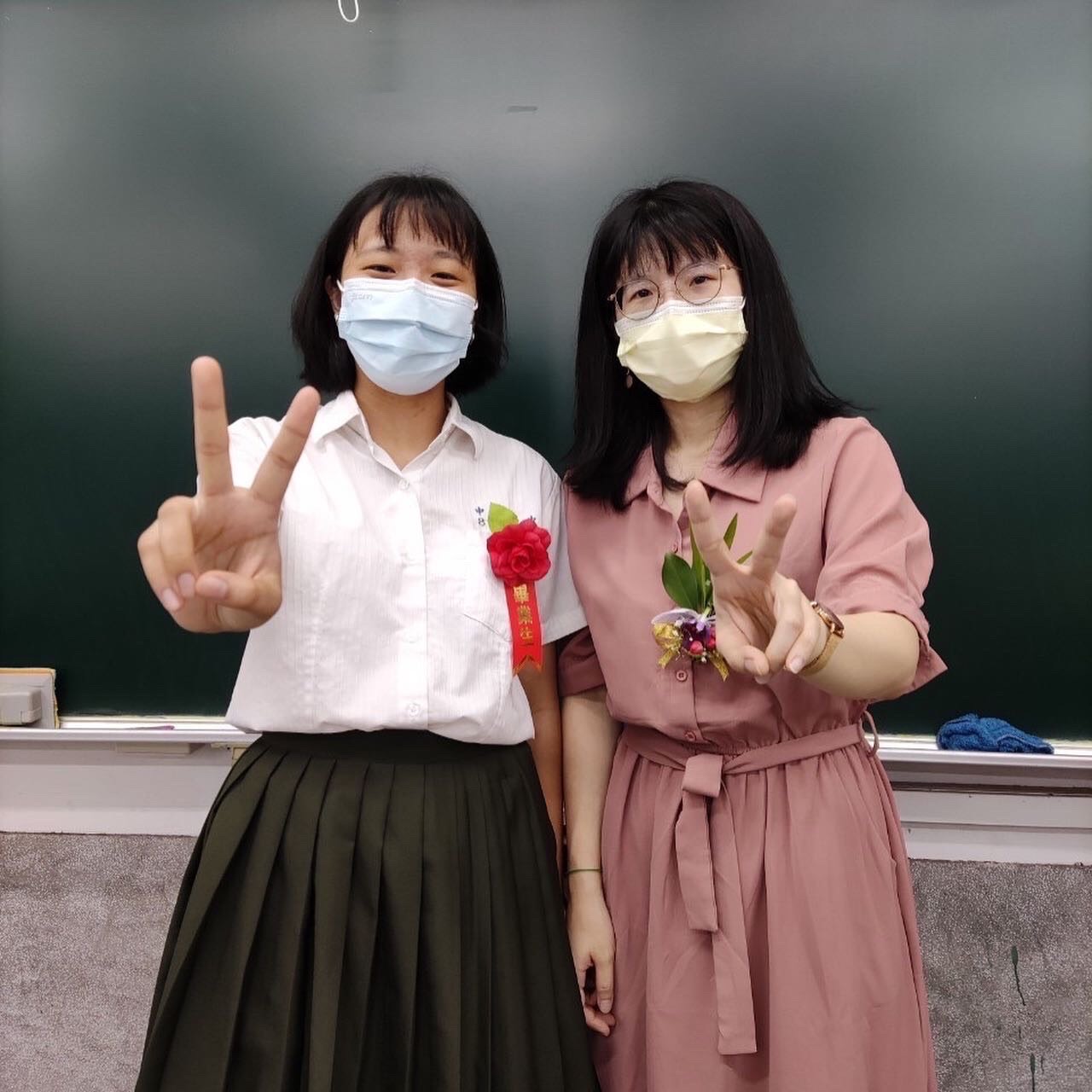 林予欣於畢業典禮當天開心與導師林淳如合照.jpg