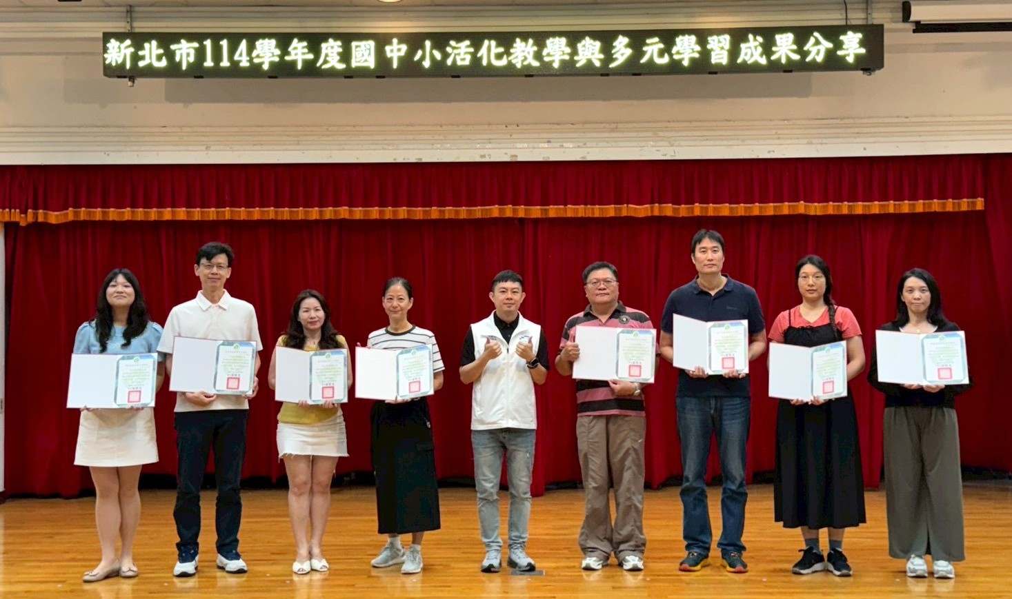 林奕成專委頒發活化教學與多元學習推動全勤奬_0.jpg